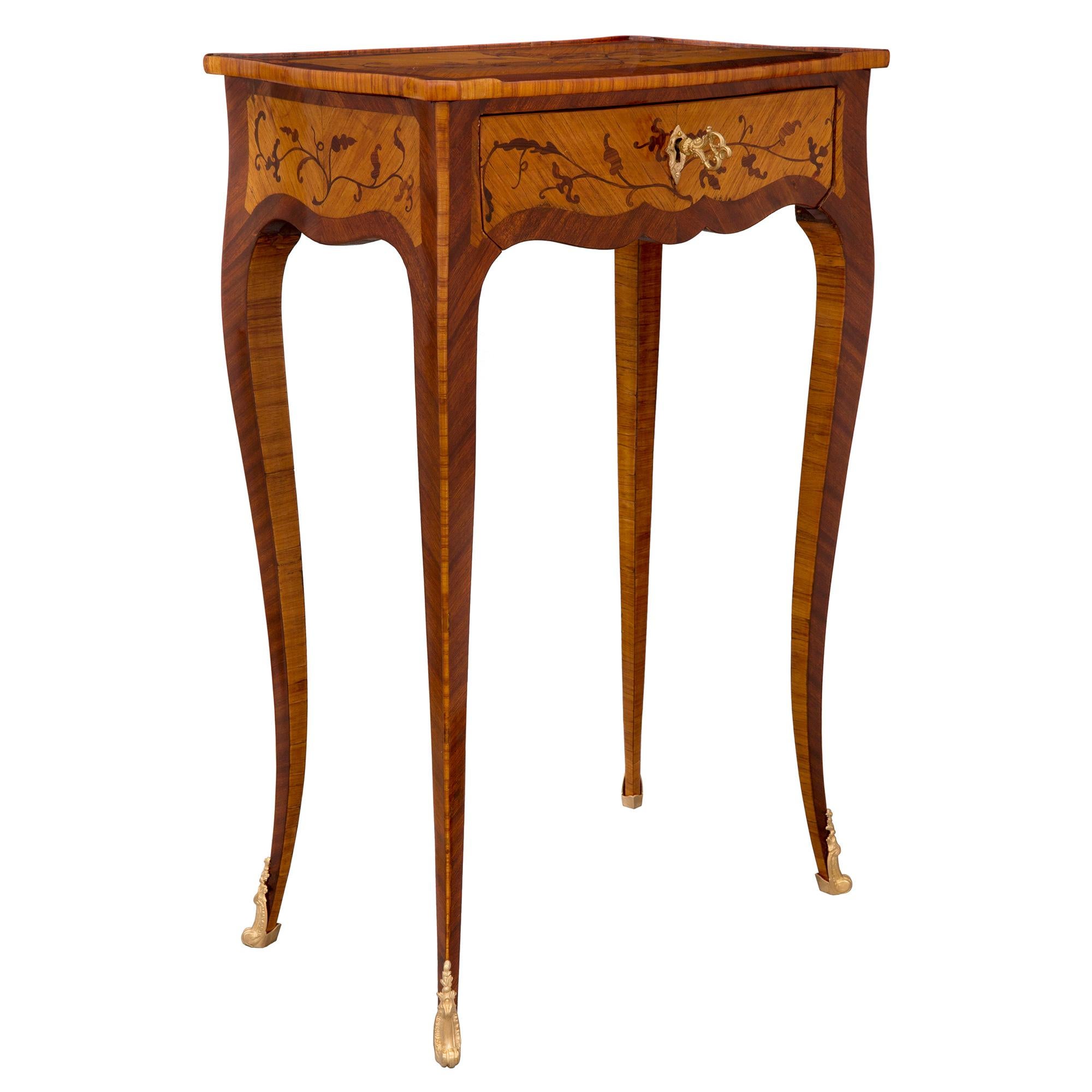 Français Table d'appoint française du 19ème siècle de style Louis XV en bois de violette, tulipier et bronze doré en vente