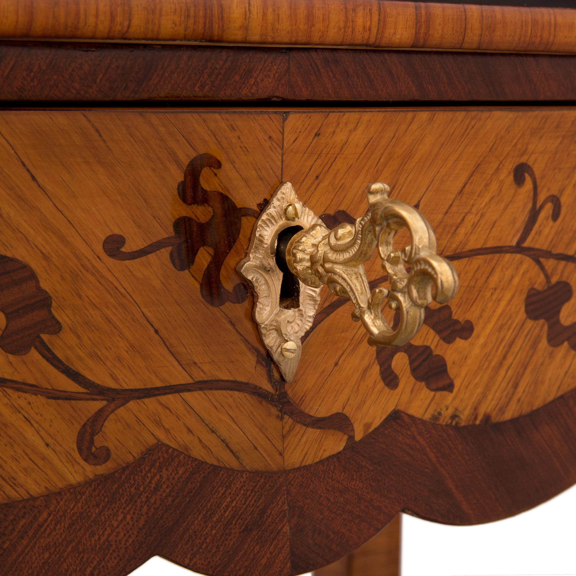 Beistelltisch aus Veilchenholz, Tulpenholz und Goldbronze im Louis-XV-Stil des 19. Jahrhunderts im Angebot 3