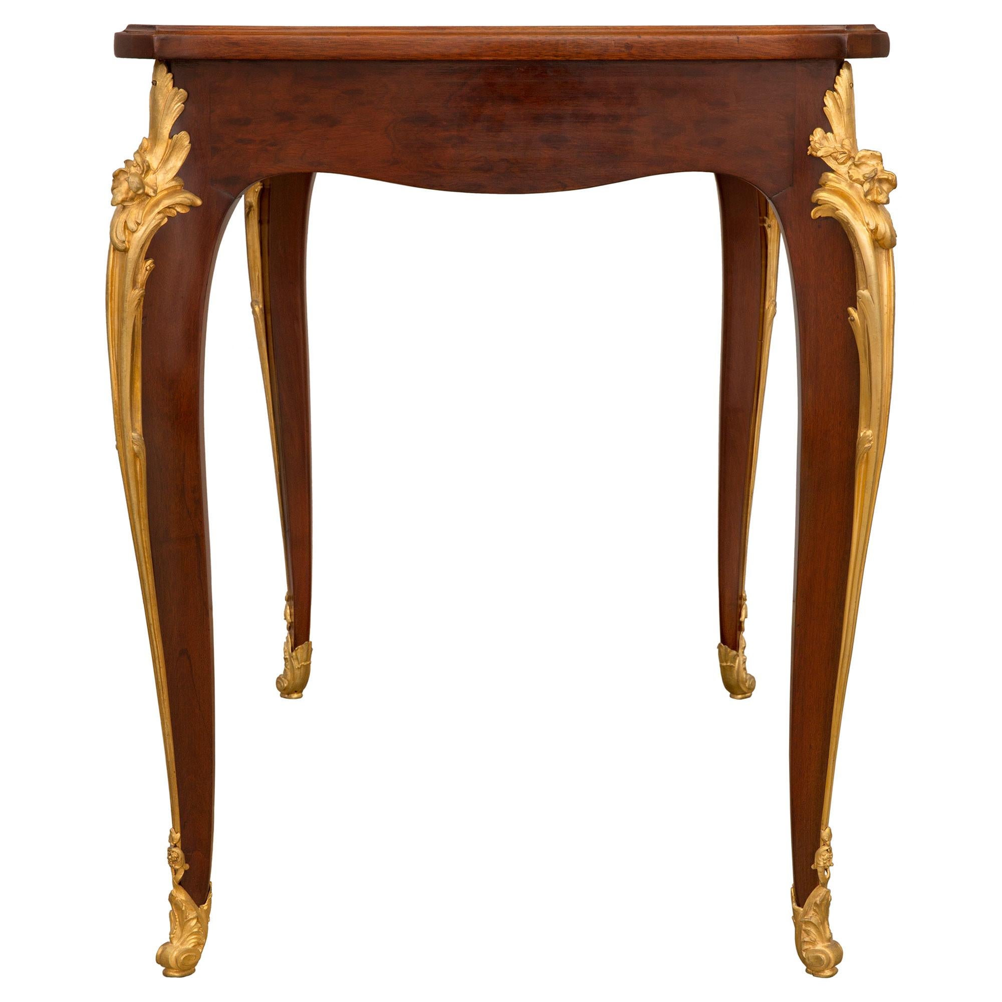 Esstisch/Schreibtisch aus Mahagoni und Goldbronze im Louis-XV-Stil des 19. Jahrhunderts im Zustand „Gut“ im Angebot in West Palm Beach, FL