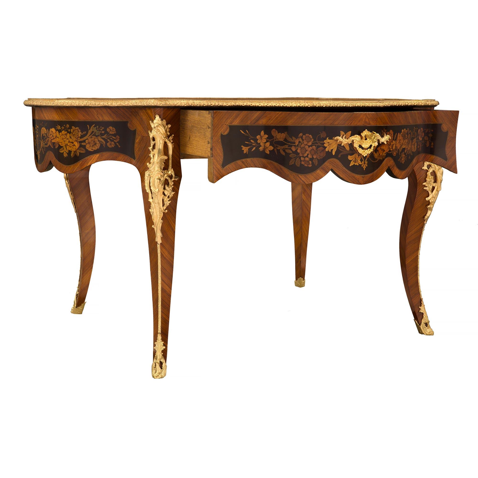 Mesa Centro de Madera Exótica Francesa del Siglo XIX Estilo Luis XV Periodo Napoleón III en Bueno estado para la venta en West Palm Beach, FL