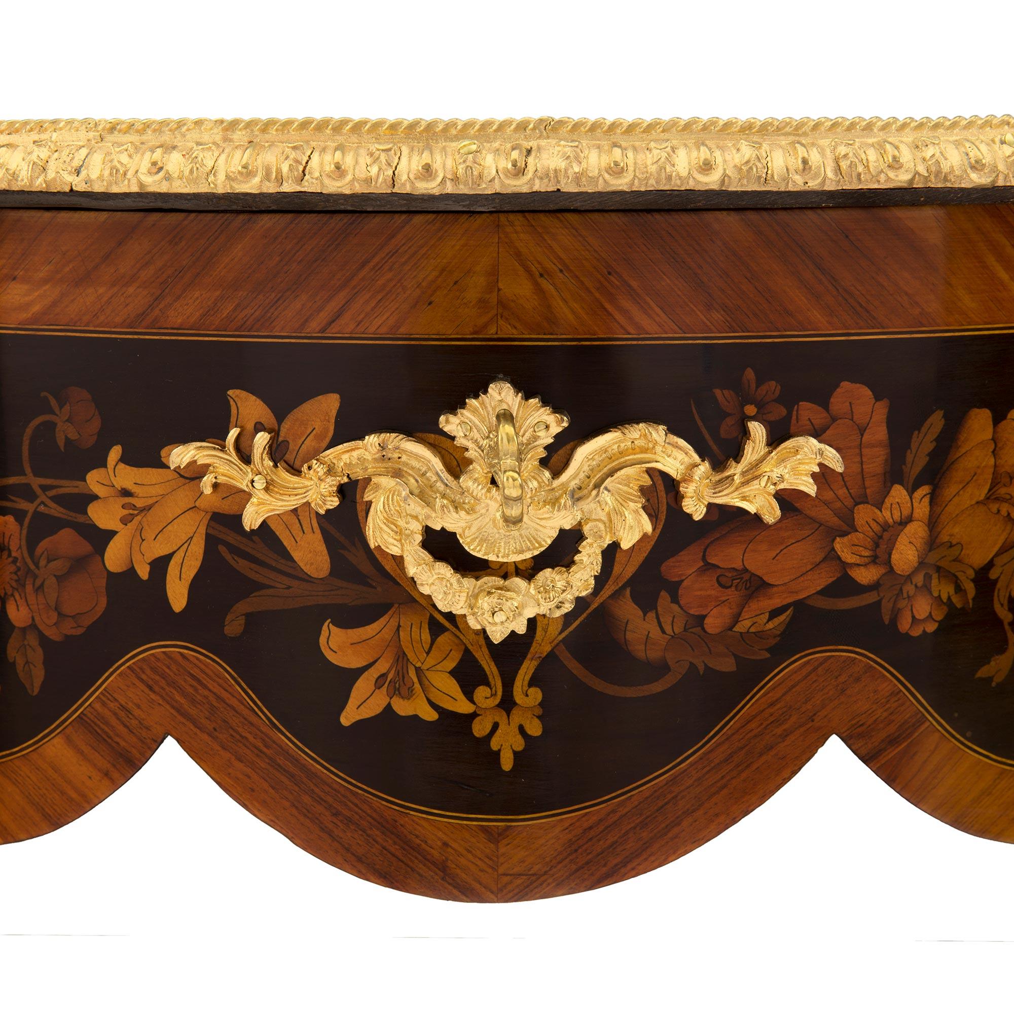 Bronze doré Centre de table en bois exotique de style Louis XV du 19ème siècle d'époque Napoléon III en vente