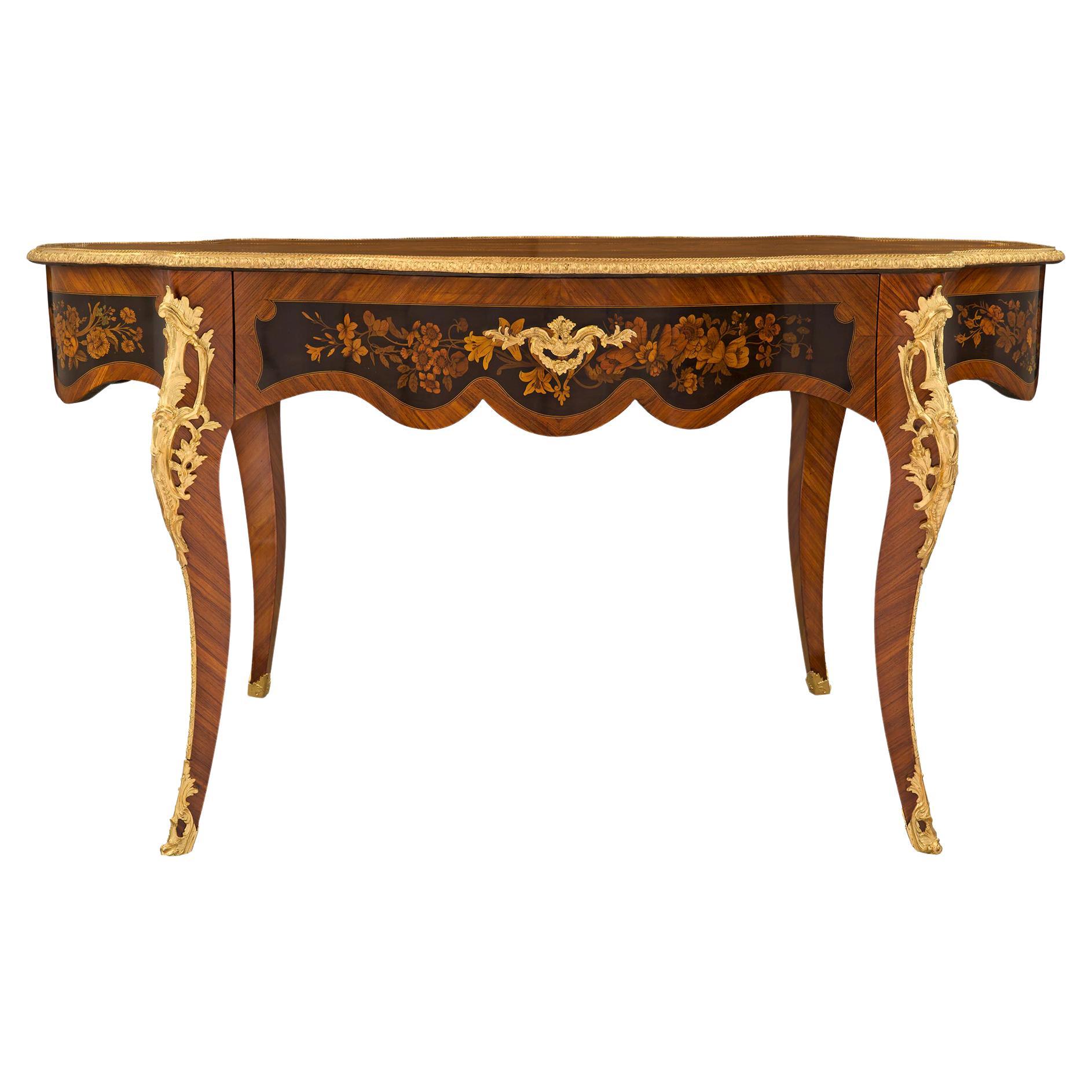 Centre de table en bois exotique de style Louis XV du 19ème siècle d'époque Napoléon III en vente