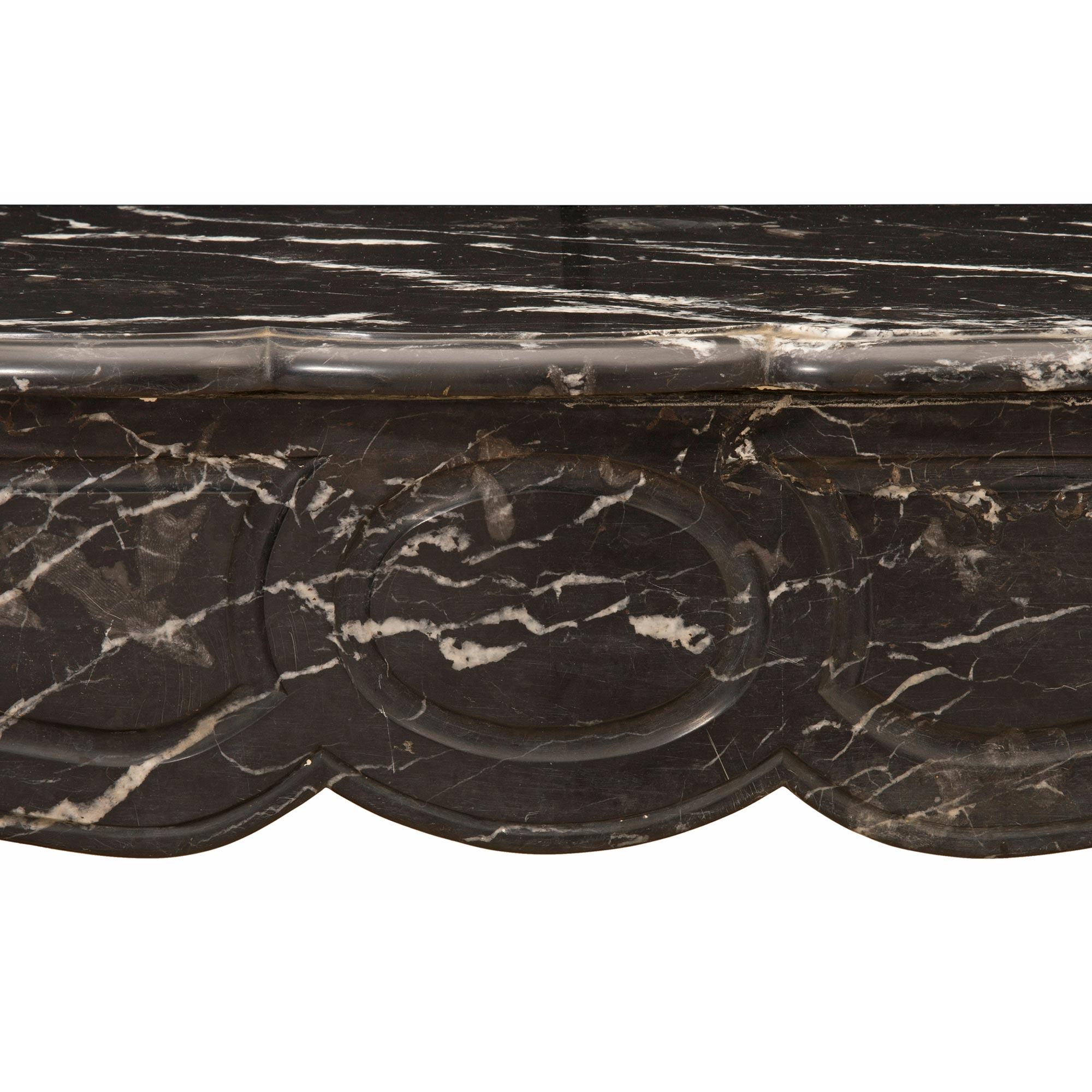 Antiker franzsischer Kaminsims aus Marmor im Louis-XV-Stil des 19. Jahrhunderts (Französisch) im Angebot