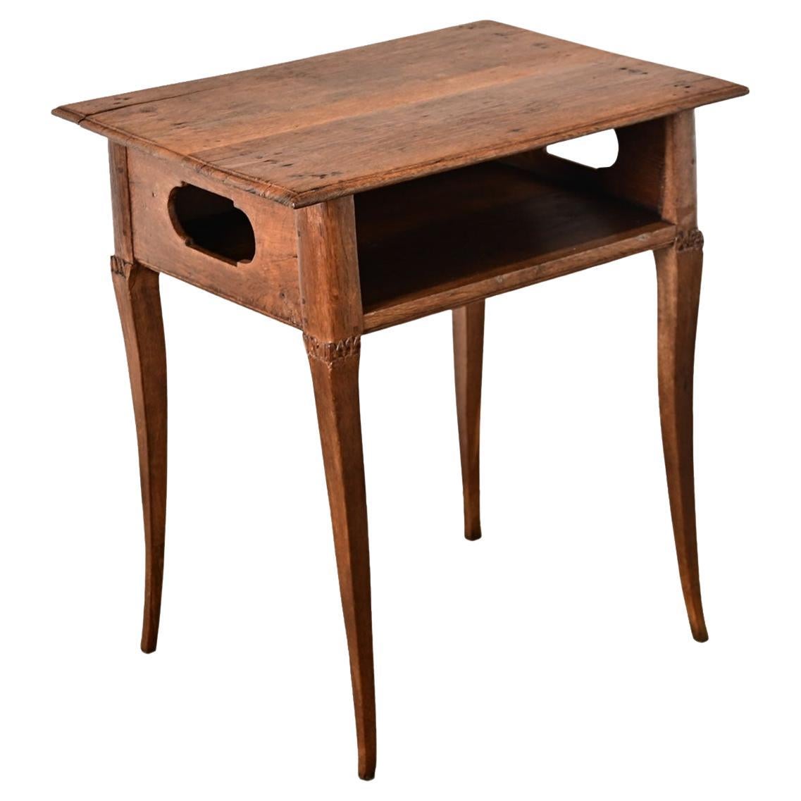 Table d'appoint en chêne français du 19ème siècle de style Louis XV