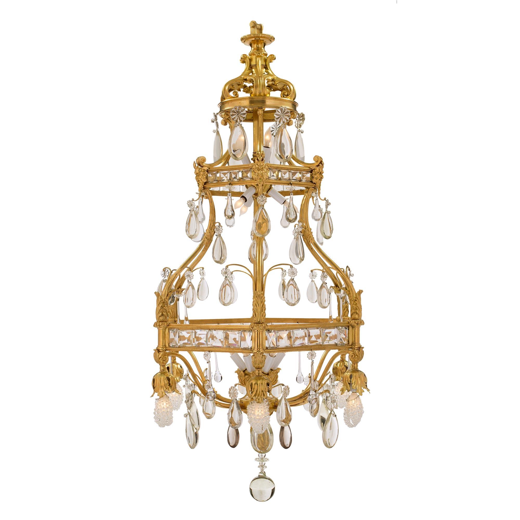 Stupendo e unico lampadario a diciotto luci in st. ormolu e cristallo Baccarat del XIX secolo. Nella parte inferiore si trova una solida sfera di cristallo sotto un raffinato terminale foliato in ormolu. Alla base si diramano eleganti movimenti in