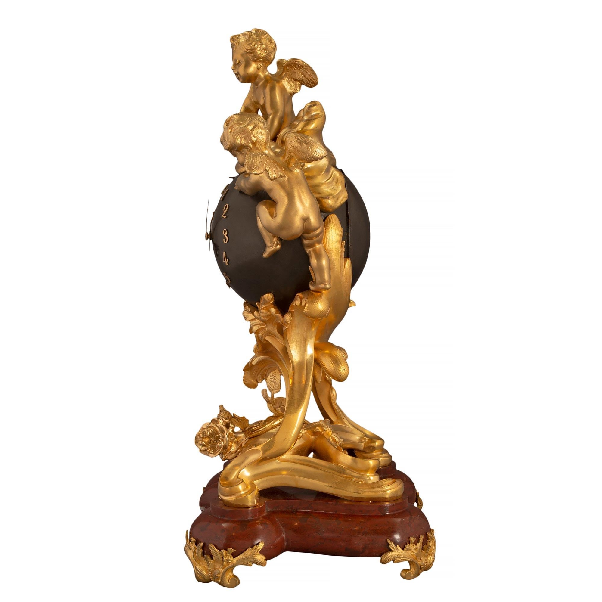 Uhr aus Goldbronze und Rouge Griotte-Marmor im Louis-XV-Stil des 19. Jahrhunderts im Zustand „Gut“ im Angebot in West Palm Beach, FL