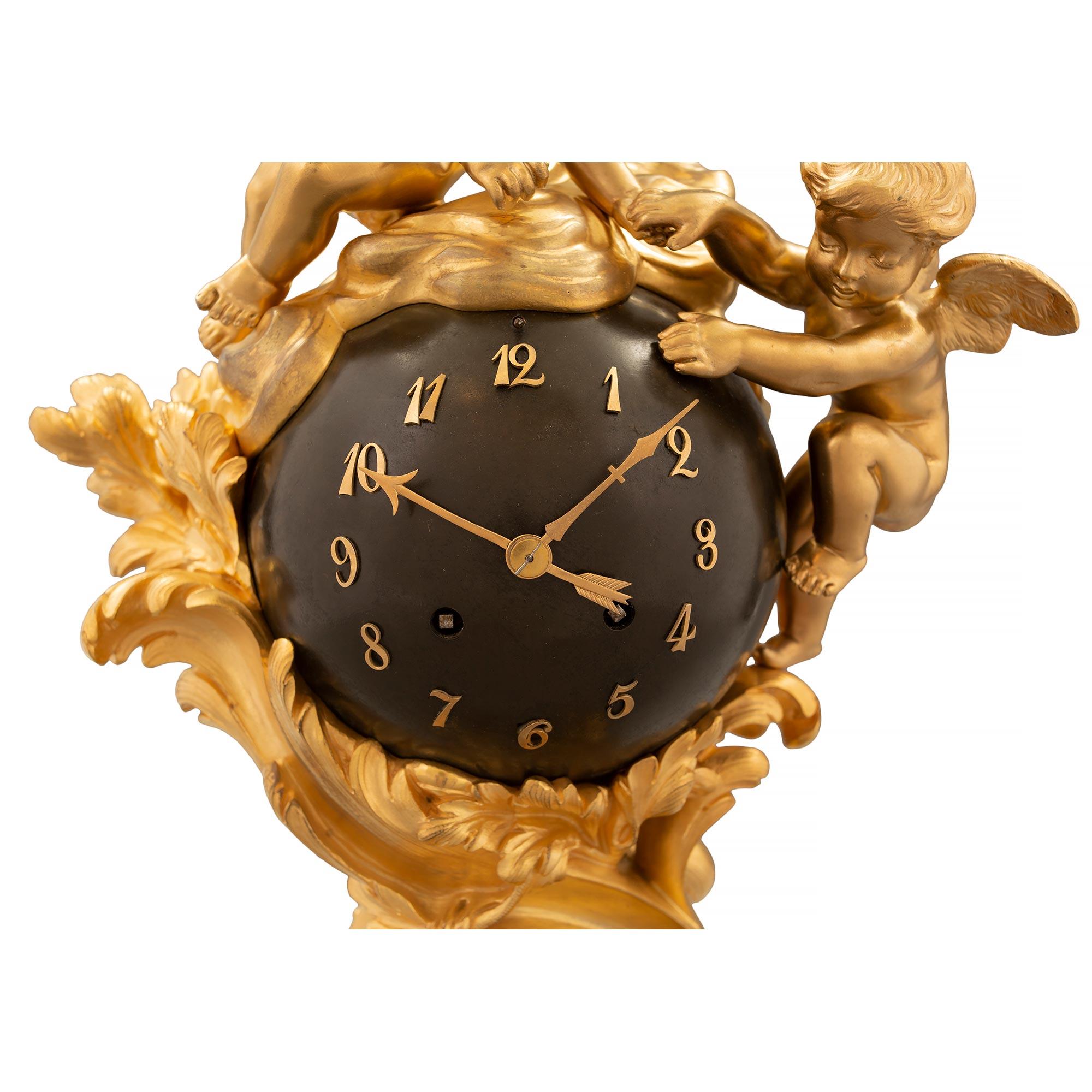 Uhr aus Goldbronze und Rouge Griotte-Marmor im Louis-XV-Stil des 19. Jahrhunderts im Angebot 1