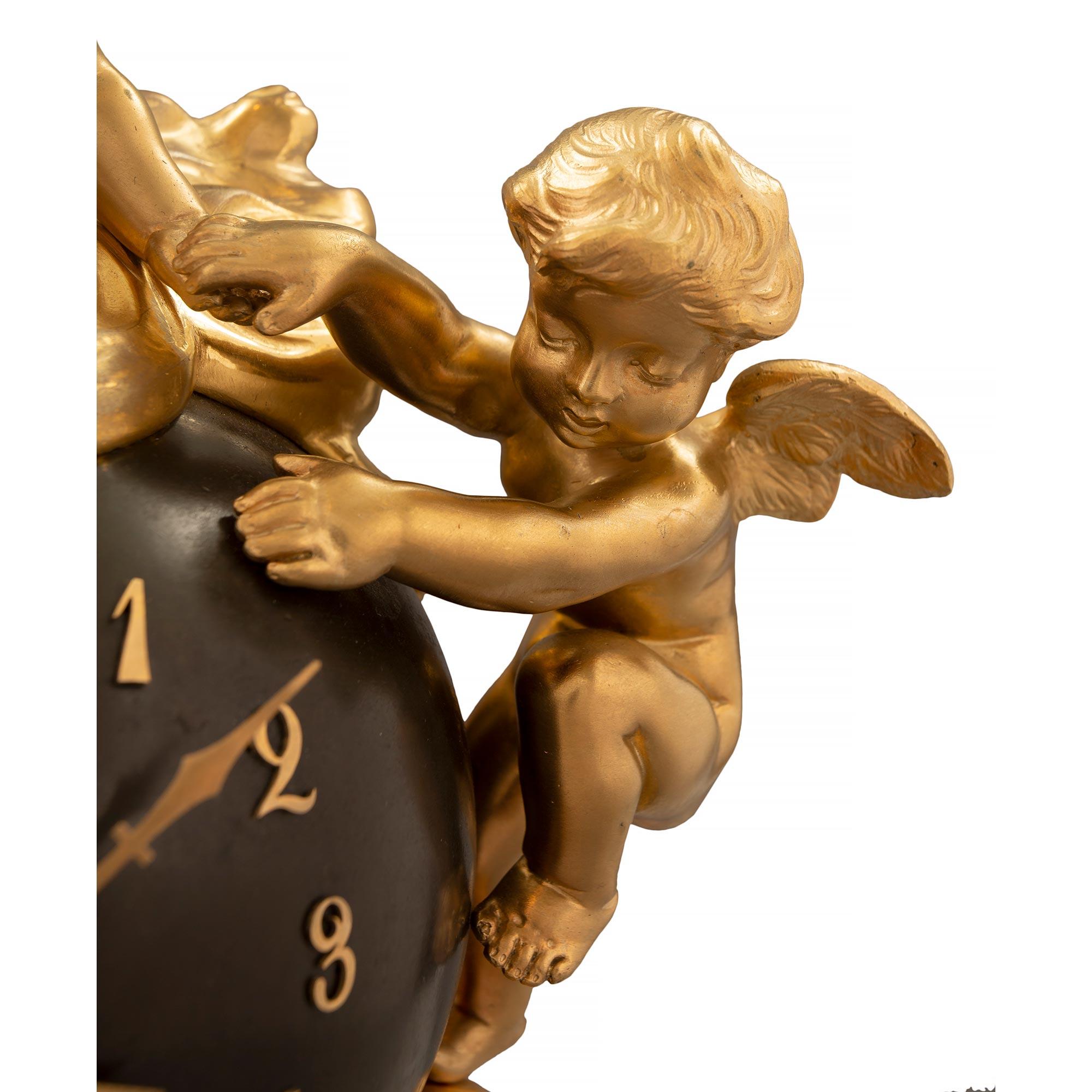 Uhr aus Goldbronze und Rouge Griotte-Marmor im Louis-XV-Stil des 19. Jahrhunderts im Angebot 2