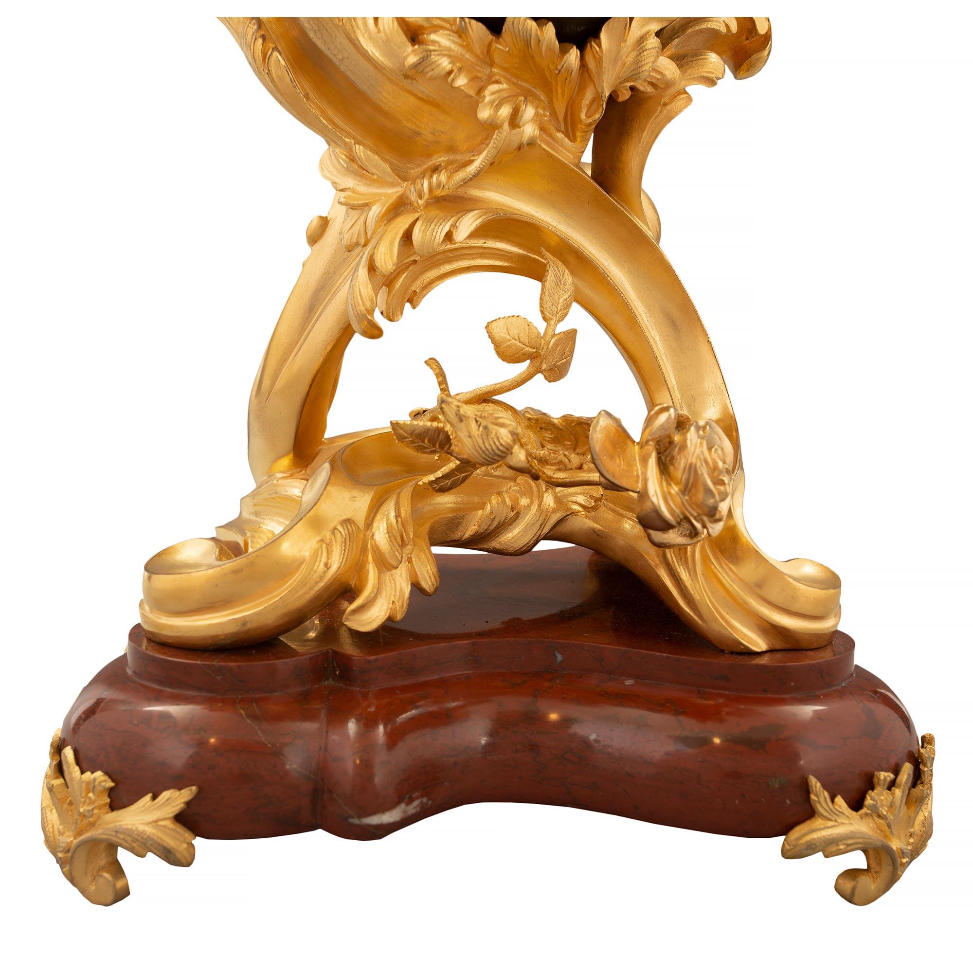 Uhr aus Goldbronze und Rouge Griotte-Marmor im Louis-XV-Stil des 19. Jahrhunderts im Angebot 3