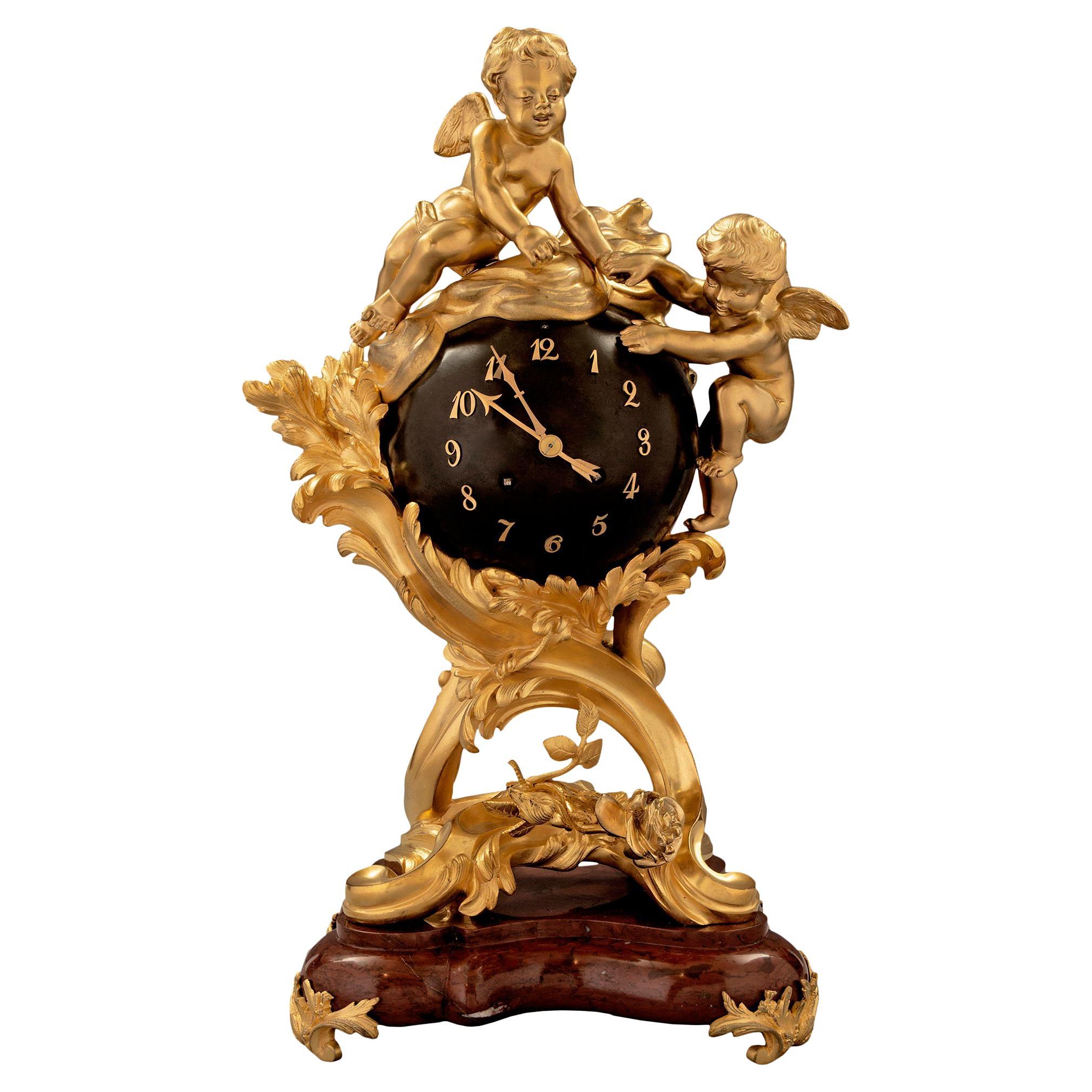 Horloge française du 19ème siècle de style Louis XV en bronze doré et marbre rouge griotte