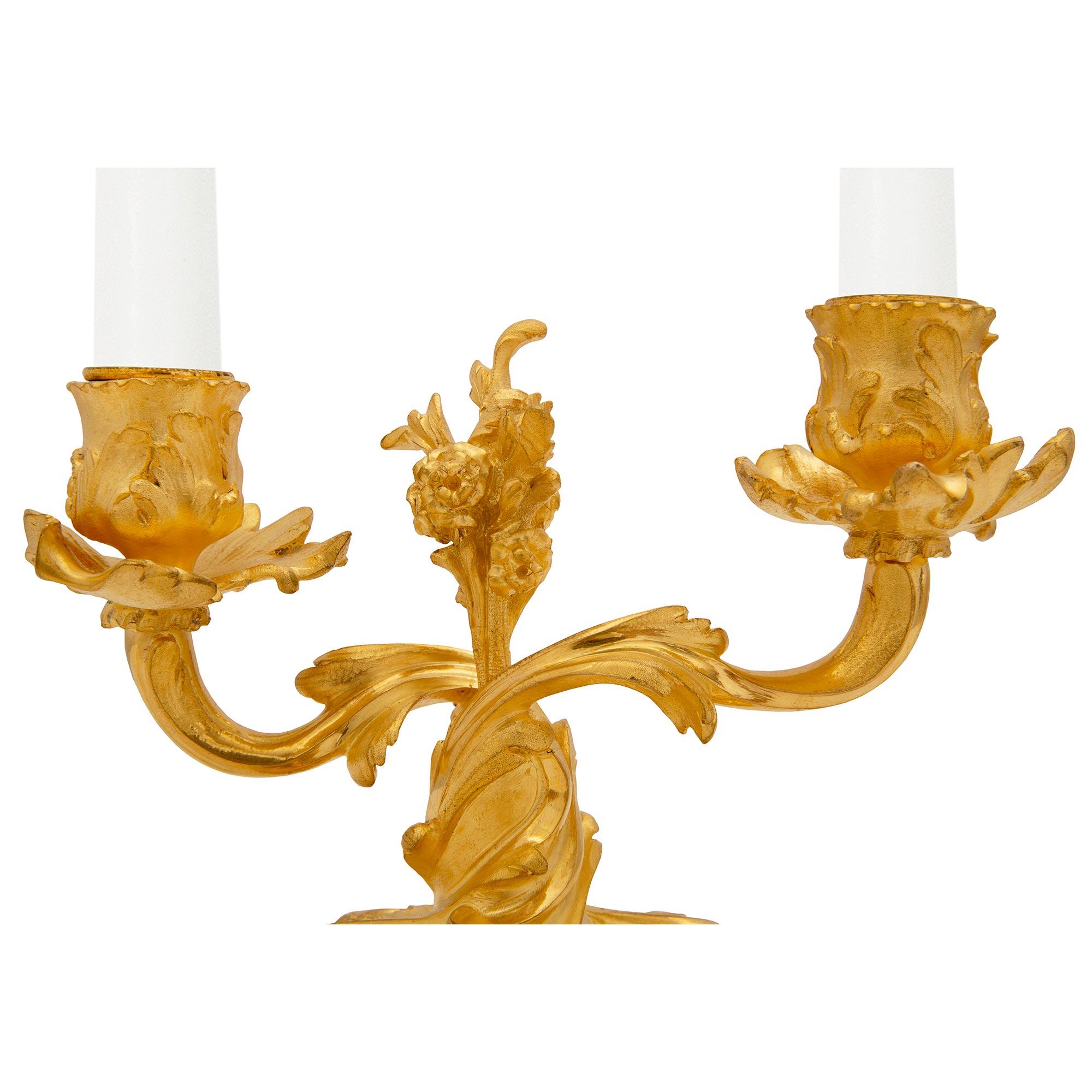 Goldbronze-Kandelaber im Louis-XV-Stil des 19. Jahrhunderts (Französisch) im Angebot
