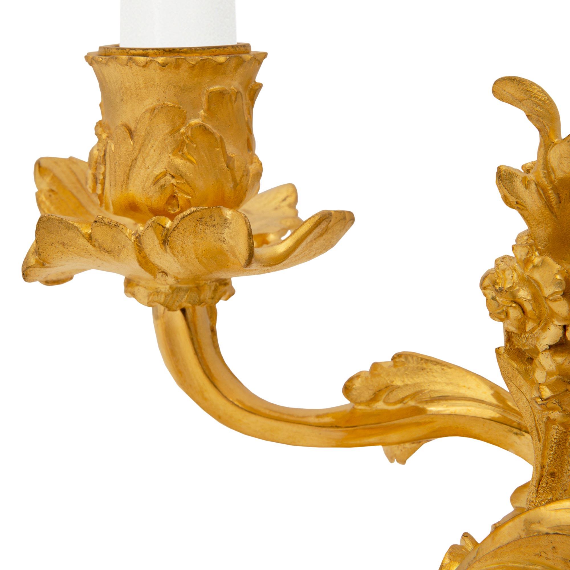 Goldbronze-Kandelaber im Louis-XV-Stil des 19. Jahrhunderts im Zustand „Gut“ im Angebot in West Palm Beach, FL