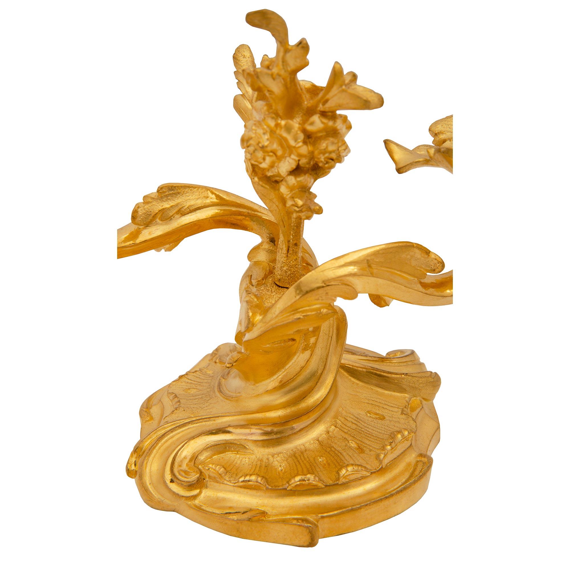 Goldbronze-Kandelaber im Louis-XV-Stil des 19. Jahrhunderts im Angebot 1