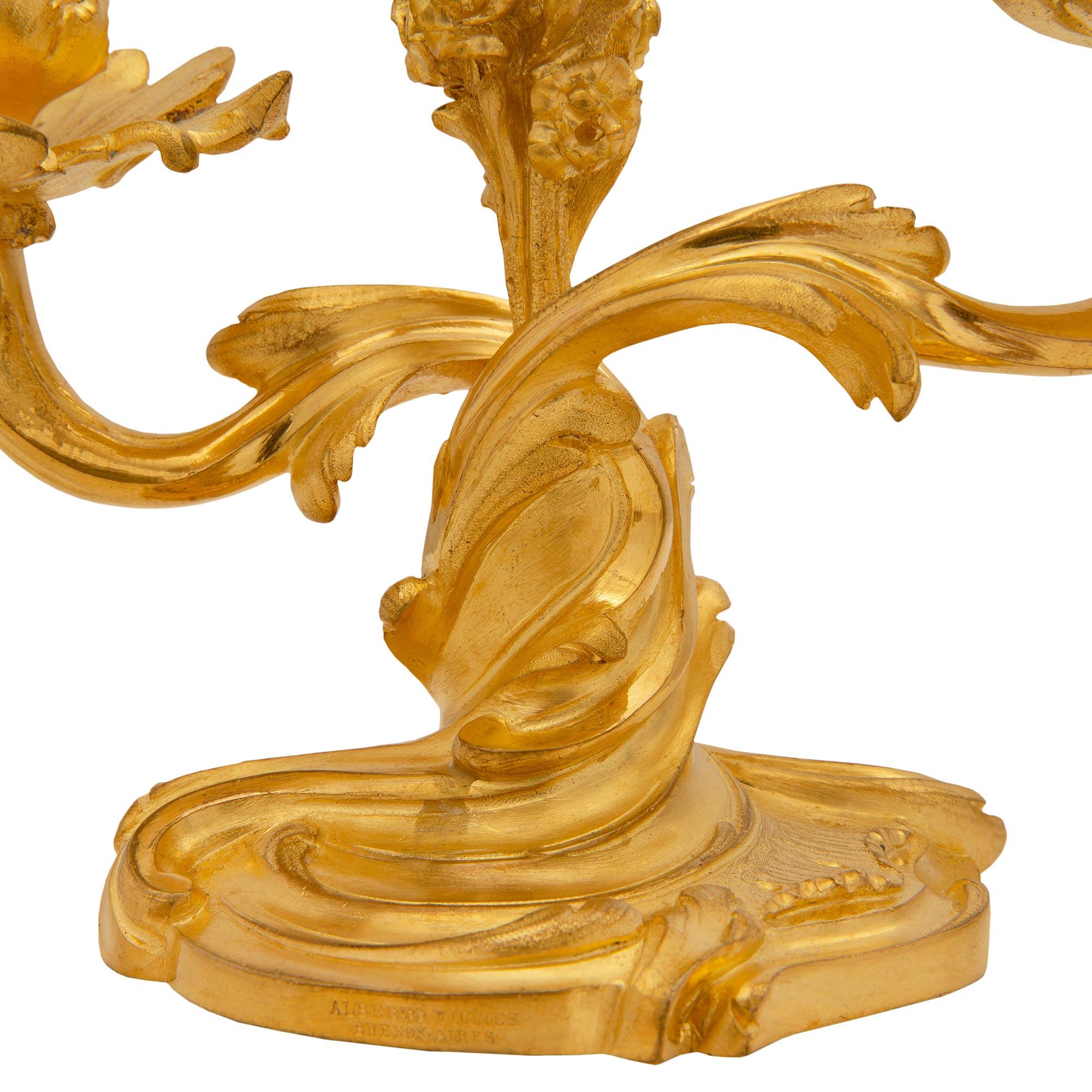 Goldbronze-Kandelaber im Louis-XV-Stil des 19. Jahrhunderts im Angebot 2