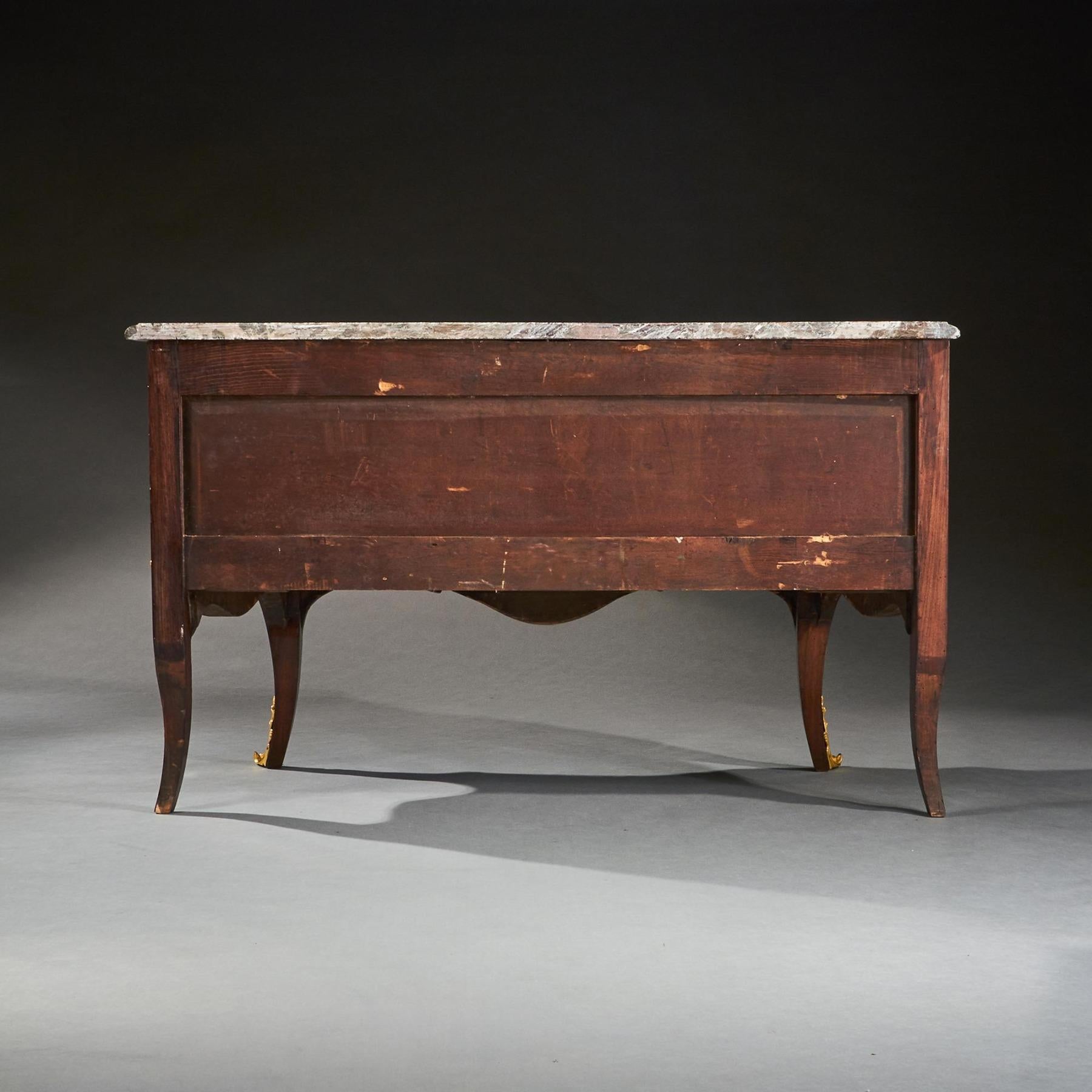 Français Commode de style Louis XV du 19ème siècle montée en bronze doré par Hopillart & Leroy Paris