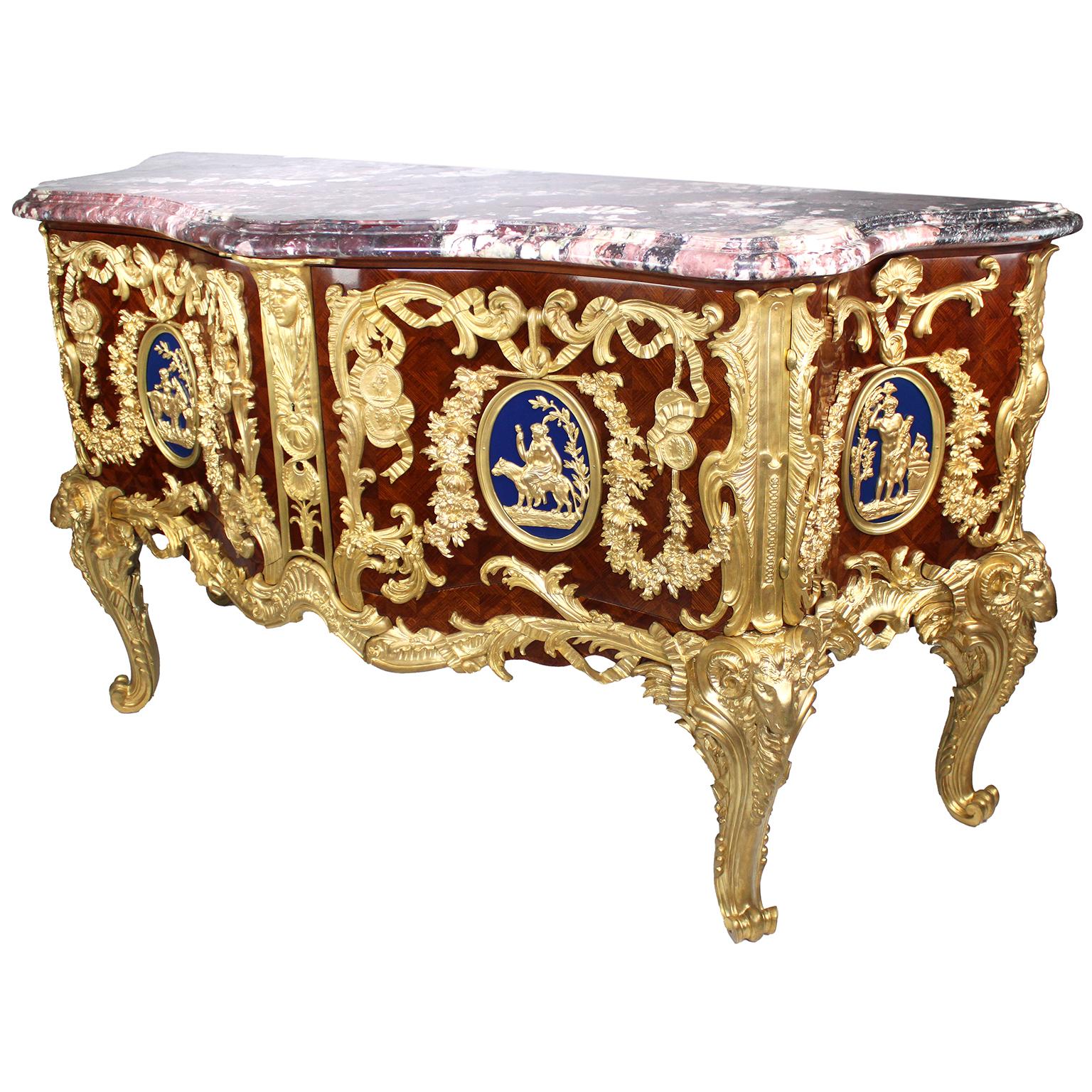 Una bella e imponente commode a Vantaux in mogano e intarsio in stile Luigi XV del XIX secolo, secondo il modello di Antoine Gaudreaux 'Commode Médallier du Roi Louis XV'. Il corpo in serpentino ornato e montato in ormolu con un piano in marmo