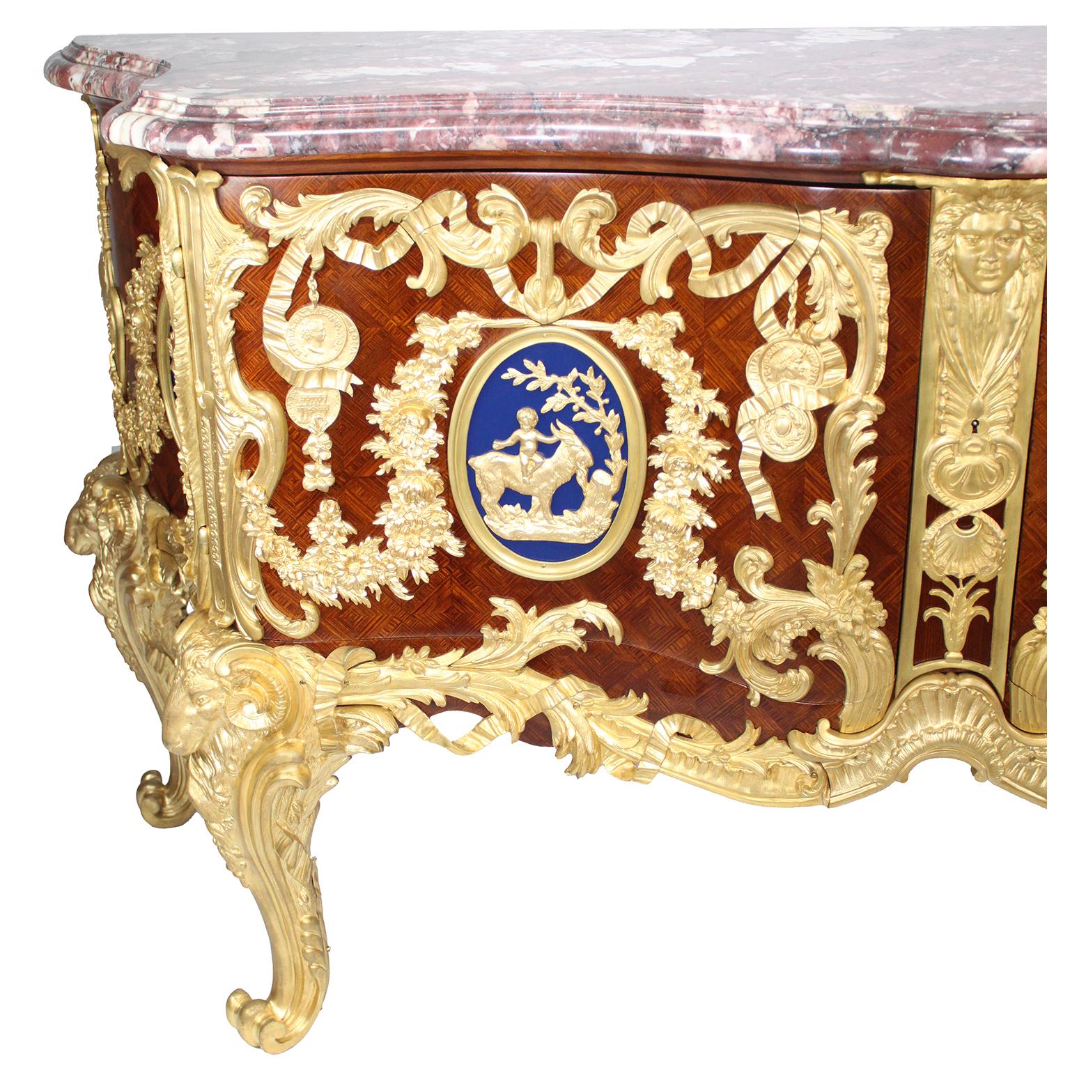Francese Commode Médallier francese del XIX secolo in stile Luigi XV con ormeggio in mogano in vendita