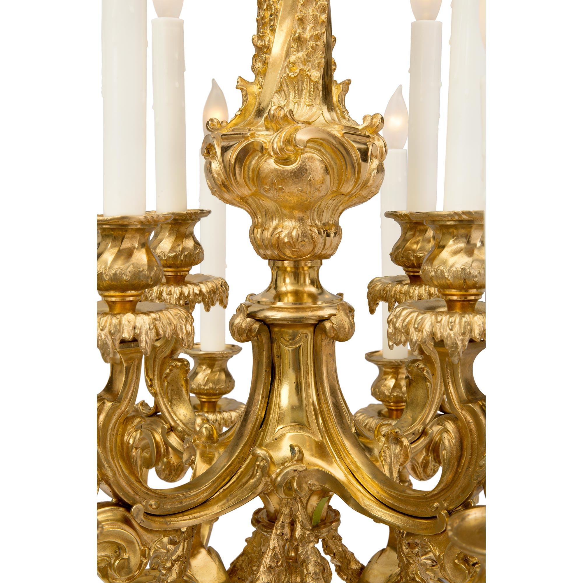 Bronze doré Lustre à douze lumières en bronze doré de style Louis XV du XIXe siècle français en vente