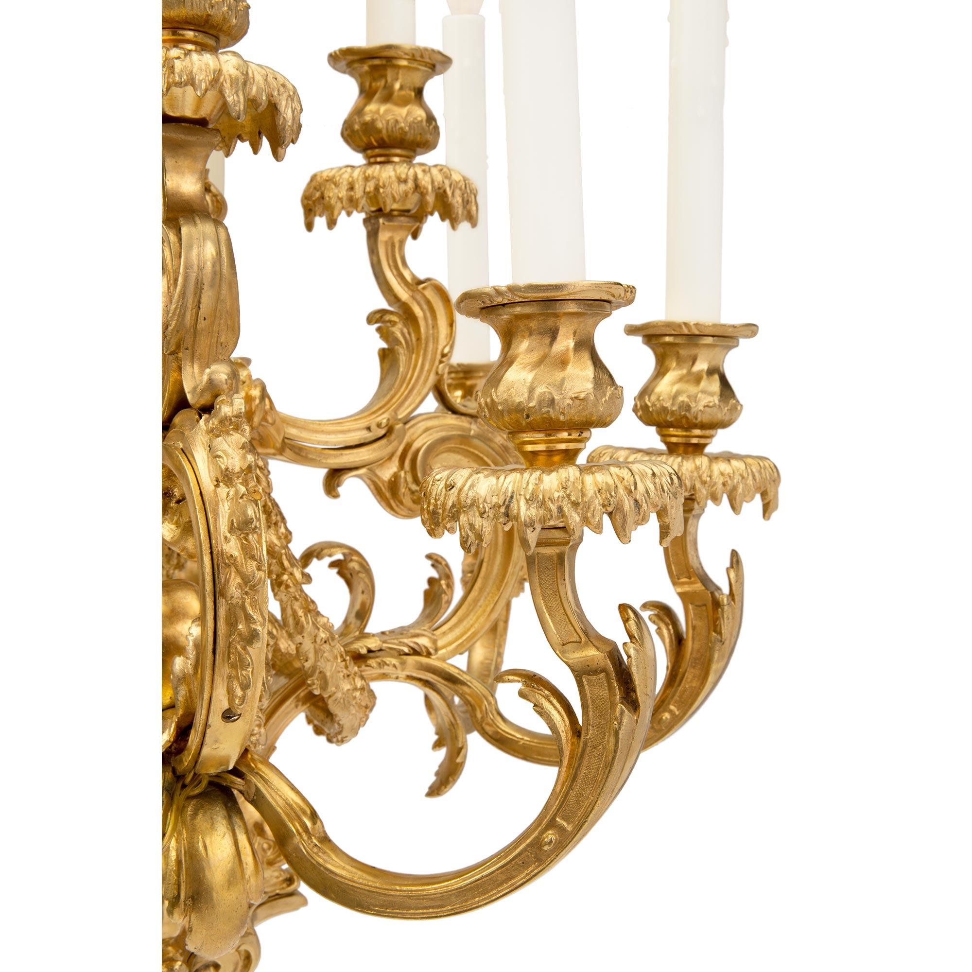Lustre à douze lumières en bronze doré de style Louis XV du XIXe siècle français en vente 1