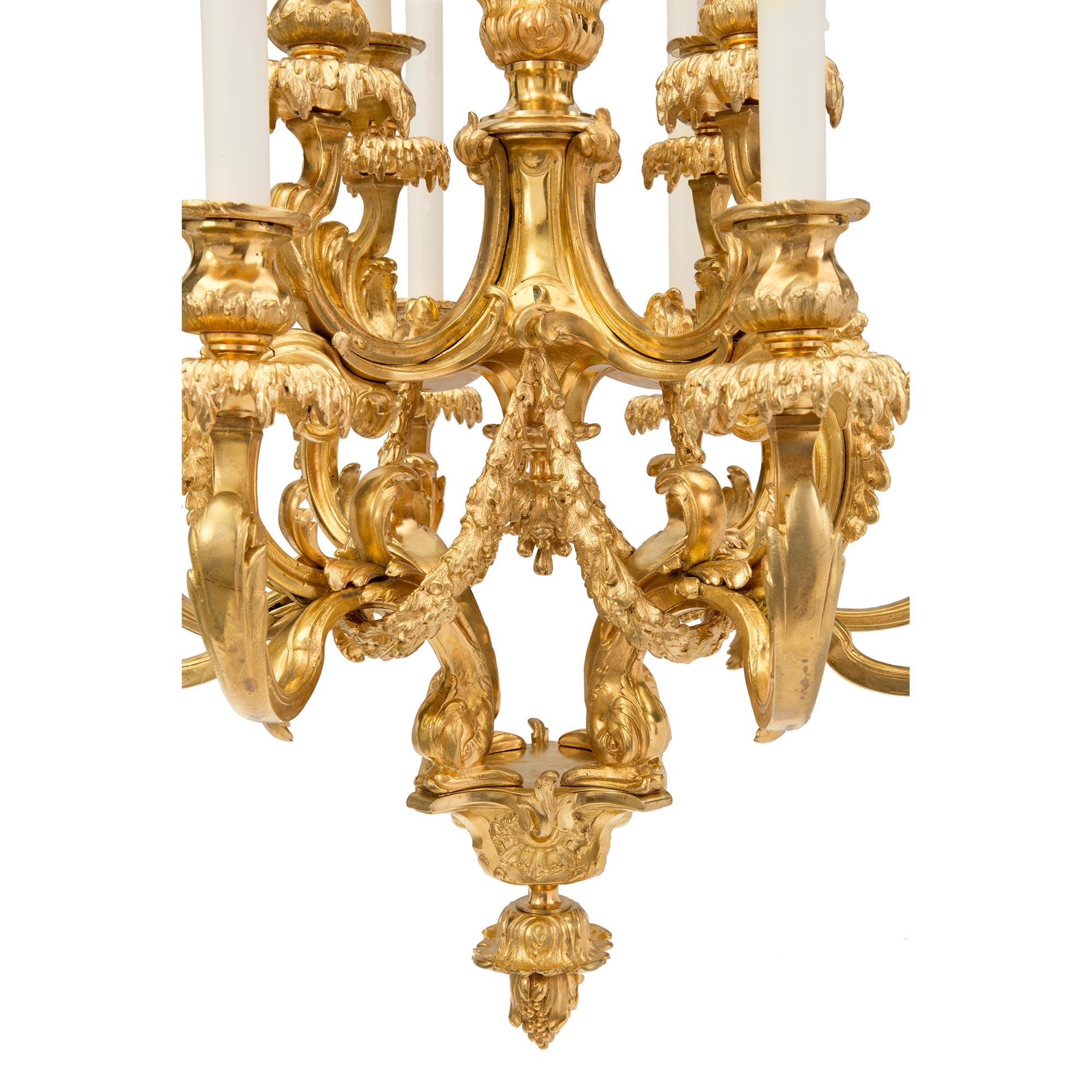 Lustre à douze lumières en bronze doré de style Louis XV du XIXe siècle français en vente 2