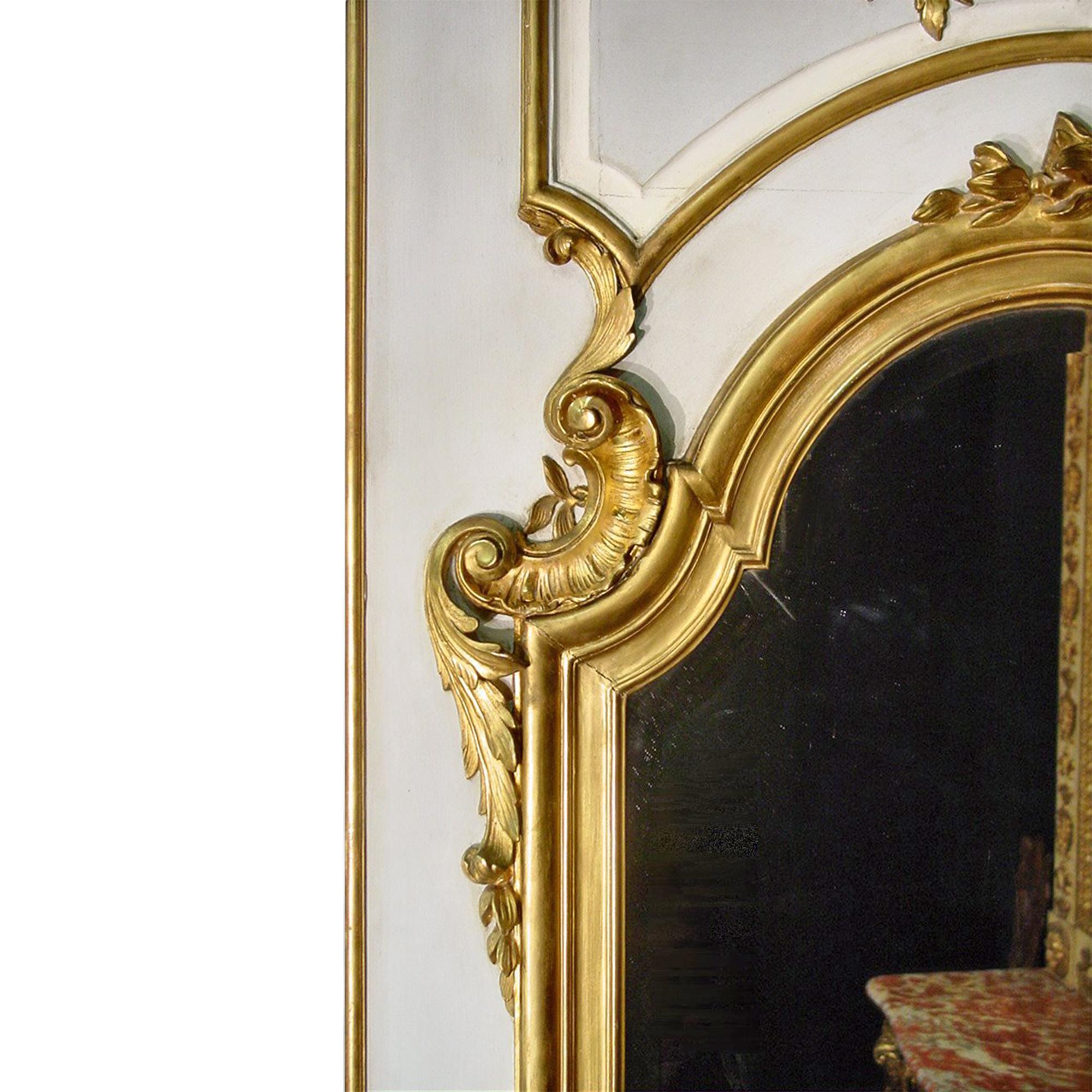 Français Élément de boiserie français du 19ème siècle de style Louis XV en bois patiné et doré en vente