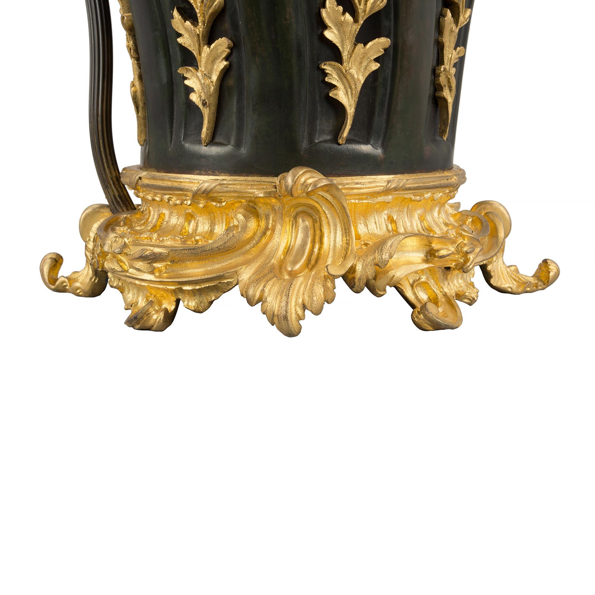 Lámpara francesa del siglo XIX estilo Luis XV de bronce patinado y ormolu en Bueno estado para la venta en West Palm Beach, FL