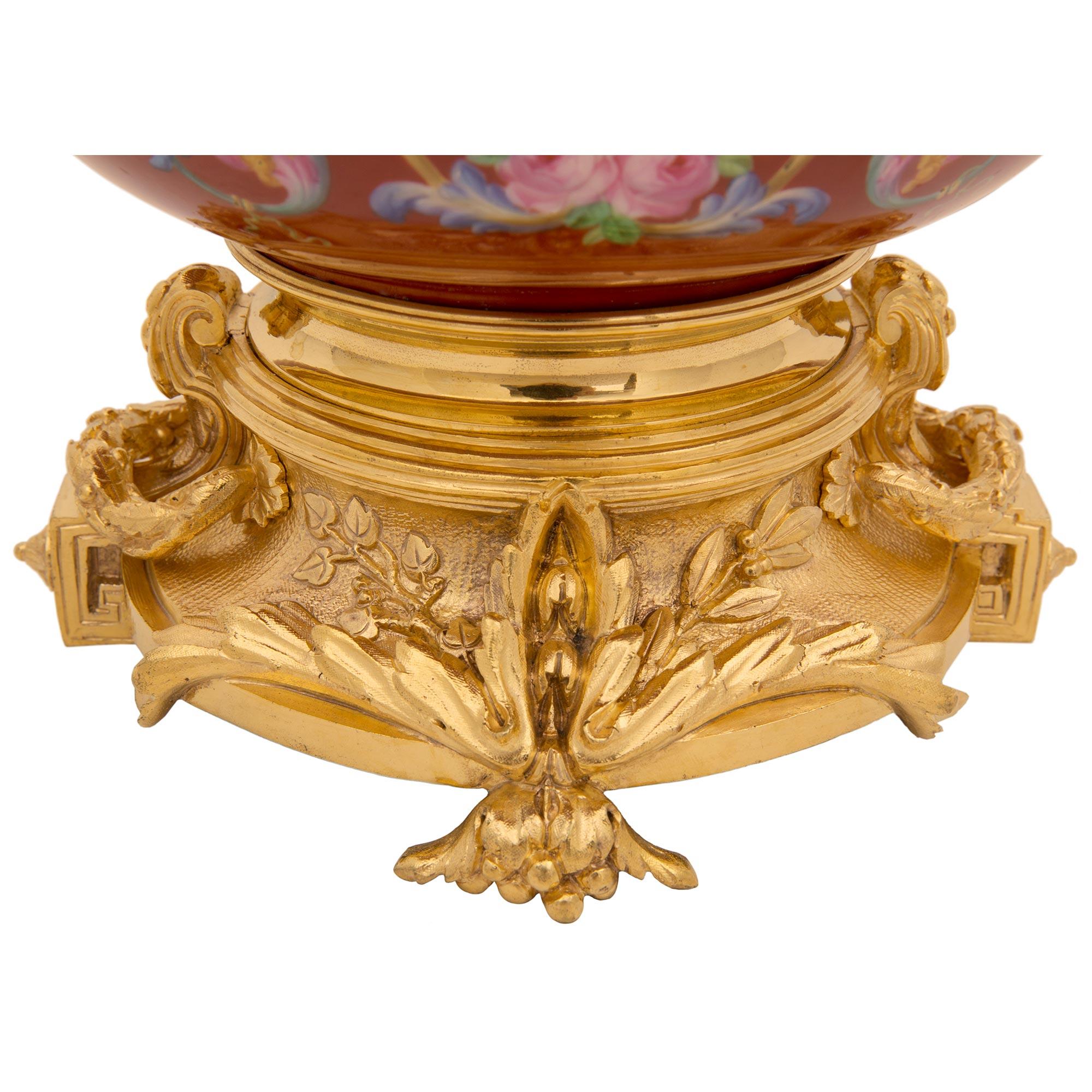 Lampe aus Porzellan und Goldbronze im Louis-XV-Stil des 19. Jahrhunderts im Angebot 5