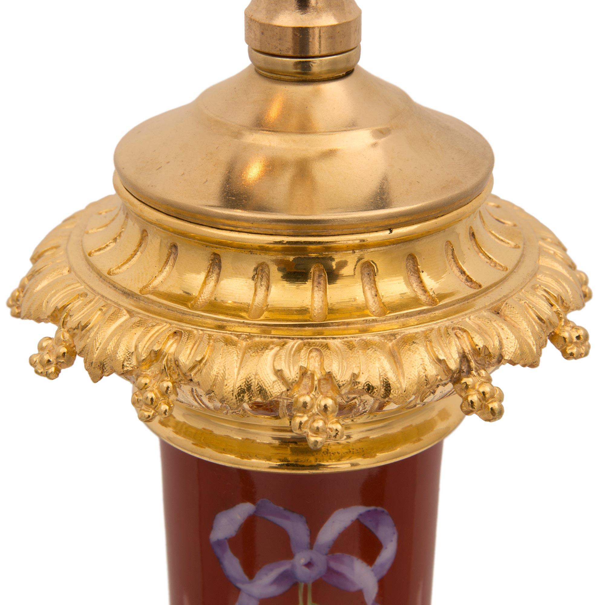 Lampe aus Porzellan und Goldbronze im Louis-XV-Stil des 19. Jahrhunderts (Französisch) im Angebot