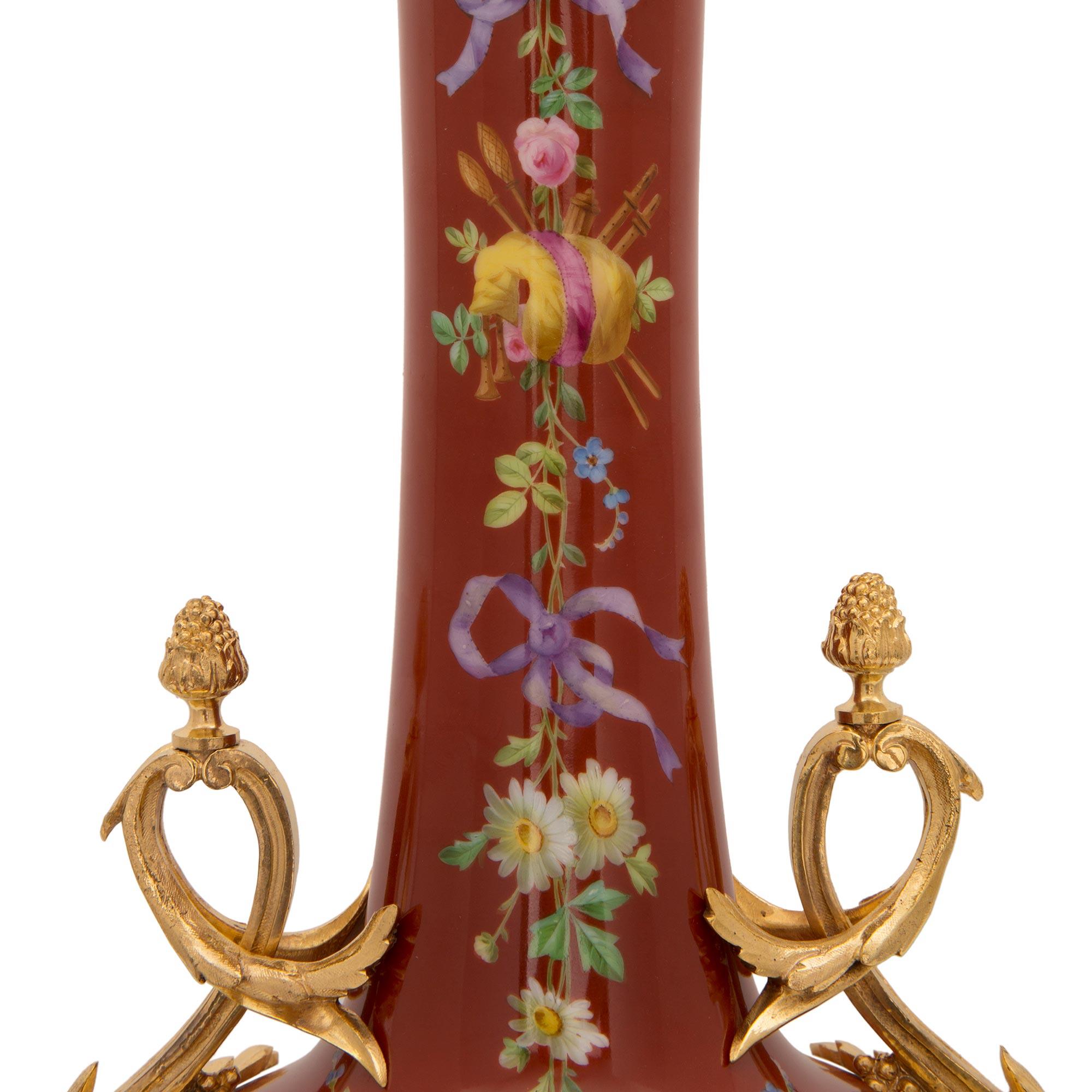 Lampe aus Porzellan und Goldbronze im Louis-XV-Stil des 19. Jahrhunderts im Zustand „Gut“ im Angebot in West Palm Beach, FL