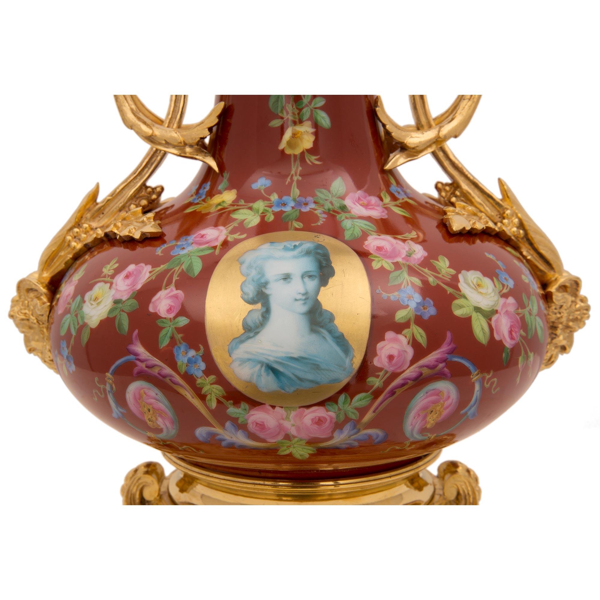 Lámpara francesa del siglo XIX estilo Luis XV de porcelana y ormolu en venta 3