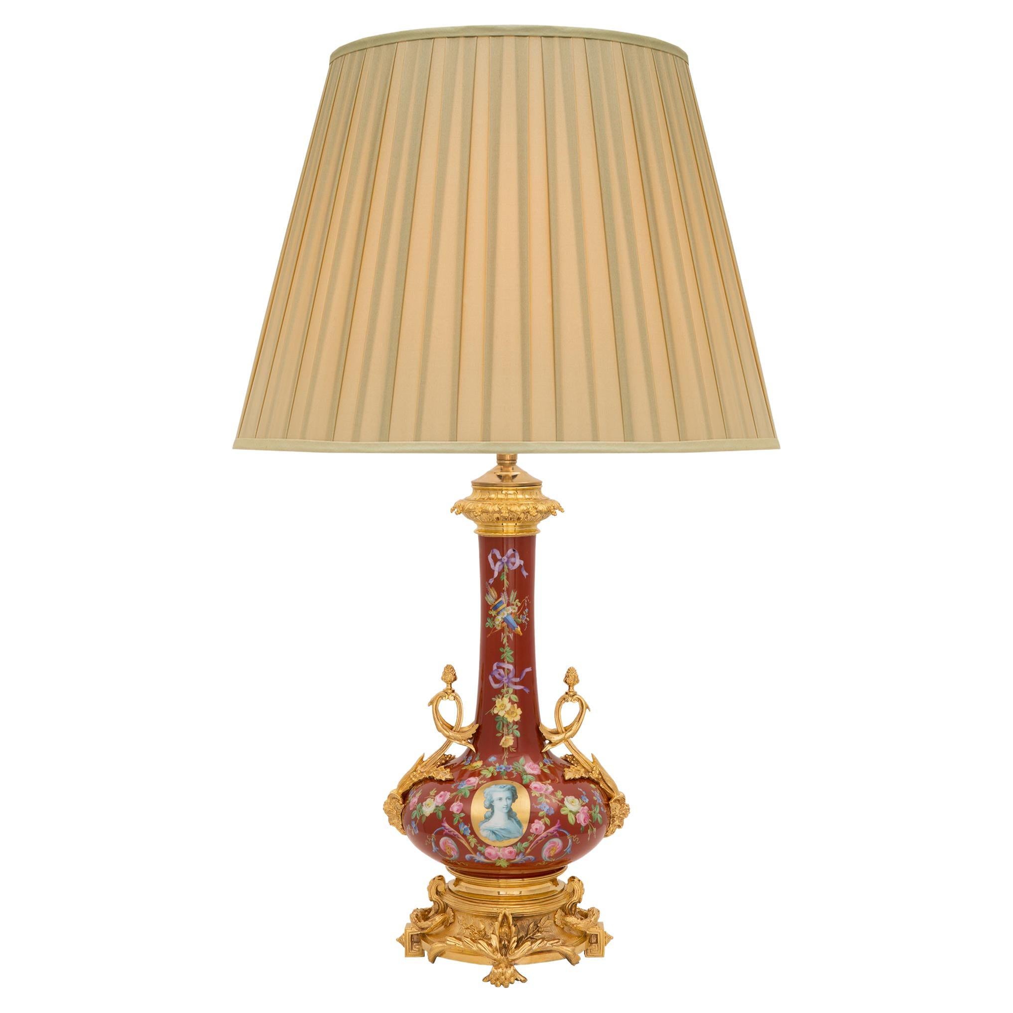 Lampe française du 19ème siècle de style Louis XV en porcelaine et bronze doré