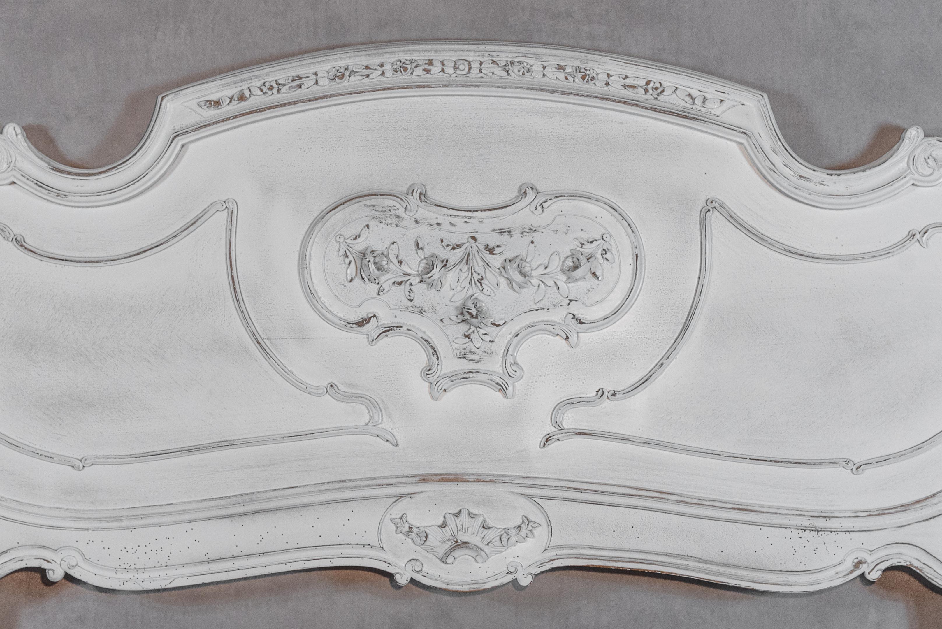 Este cabecero francés estilo Luis XV del siglo XIX, tamaño Queen, es una impresionante representación de la artesanía francesa clásica y la elegancia atemporal. Con un elegante acabado en blanco patinado, este cabecero muestra las refinadas curvas y