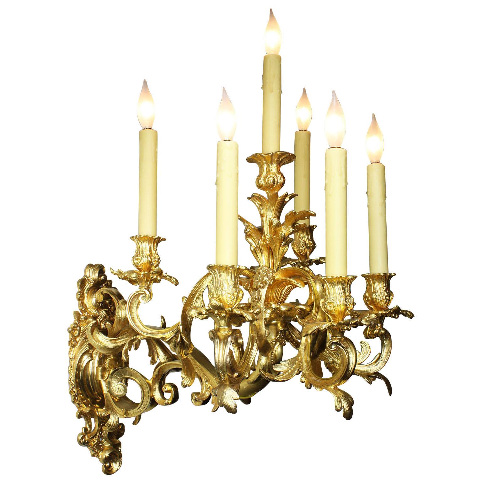 Französische Wandleuchten aus vergoldeter Bronze im Louis-XV-Rokoko-Stil des 19. Jahrhunderts, Paar (Vergoldet) im Angebot