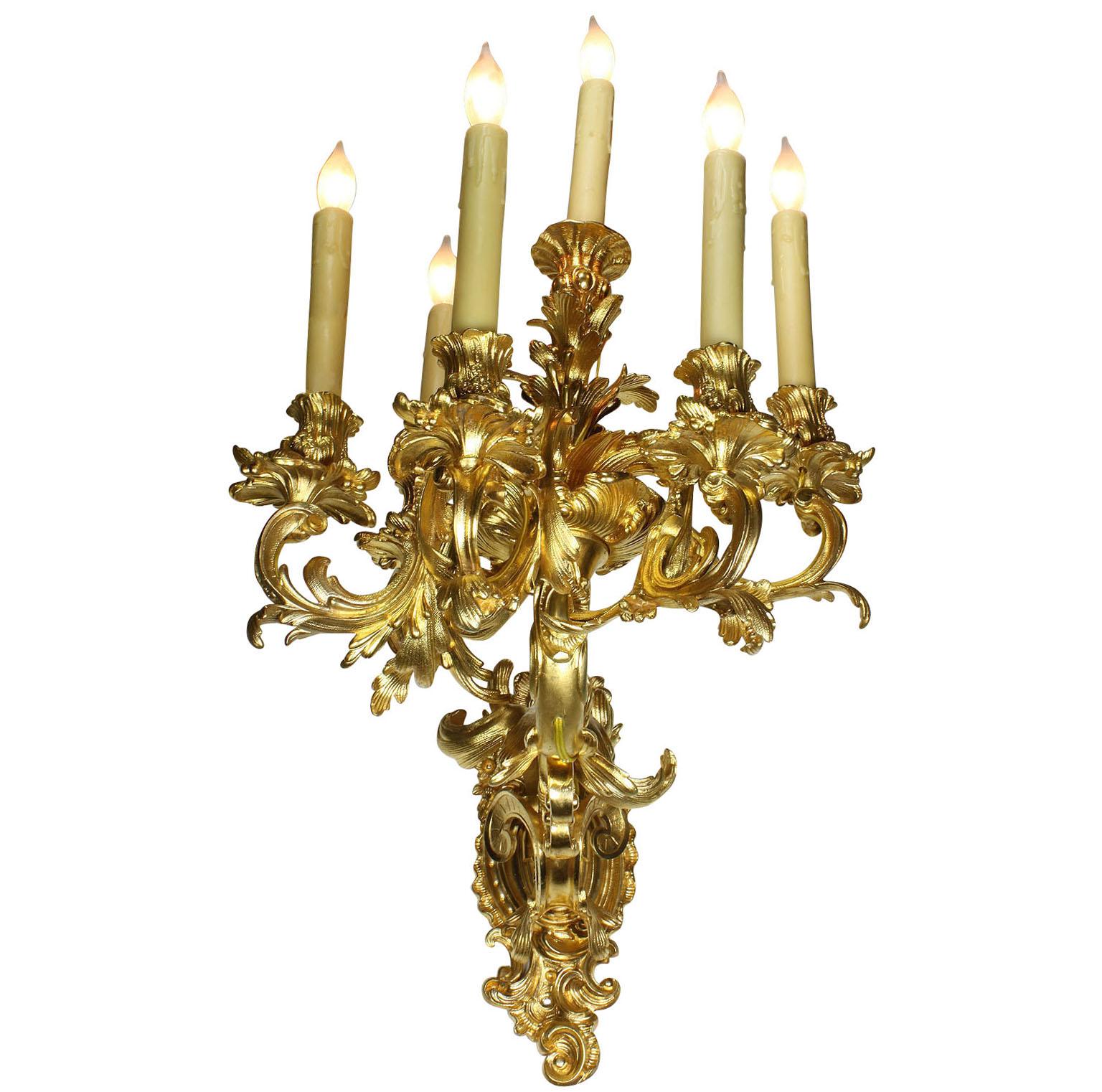 Französische Wandleuchten aus vergoldeter Bronze im Louis-XV-Rokoko-Stil des 19. Jahrhunderts, Paar im Zustand „Gut“ im Angebot in Los Angeles, CA