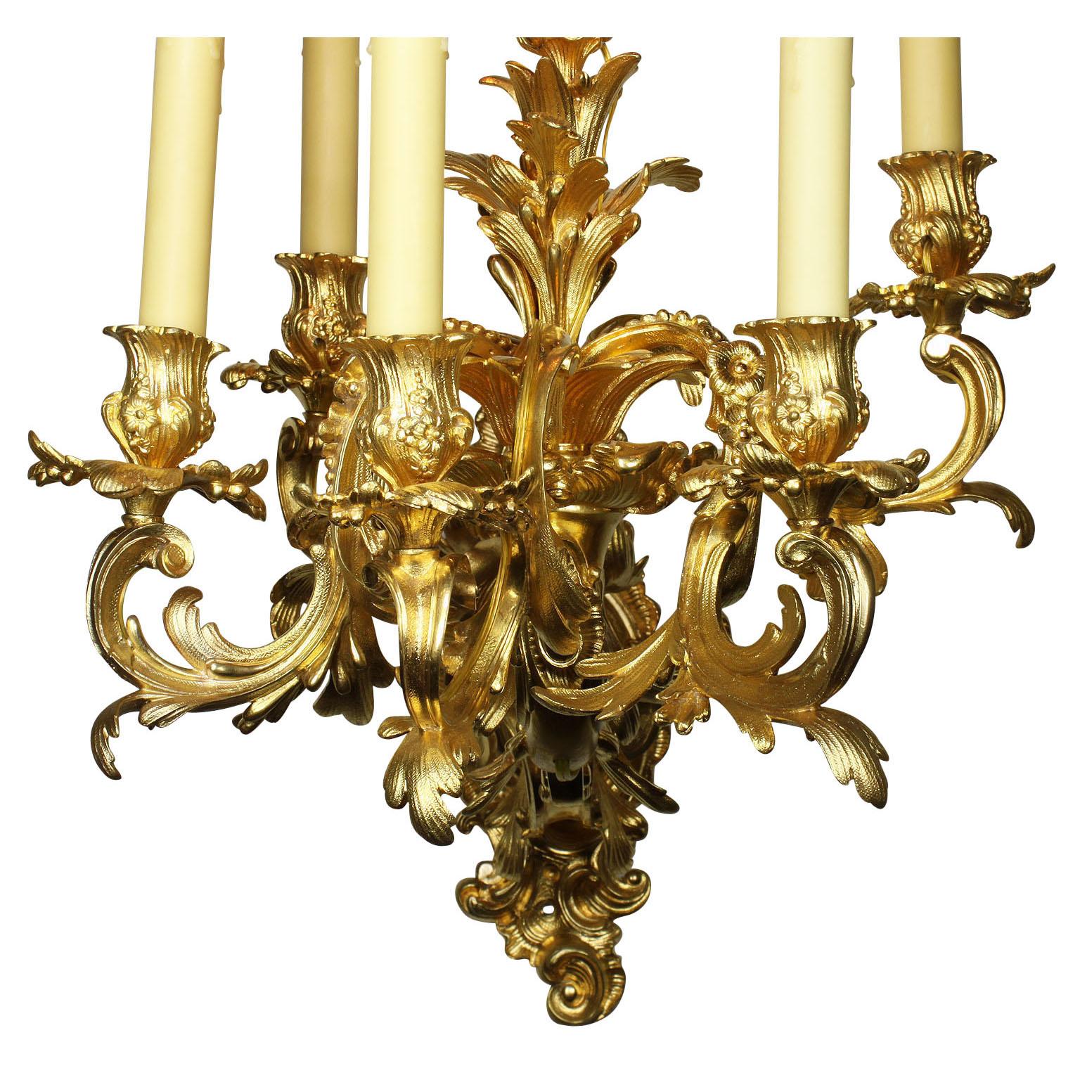 Französische Wandleuchten aus vergoldeter Bronze im Louis-XV-Rokoko-Stil des 19. Jahrhunderts, Paar im Angebot 2