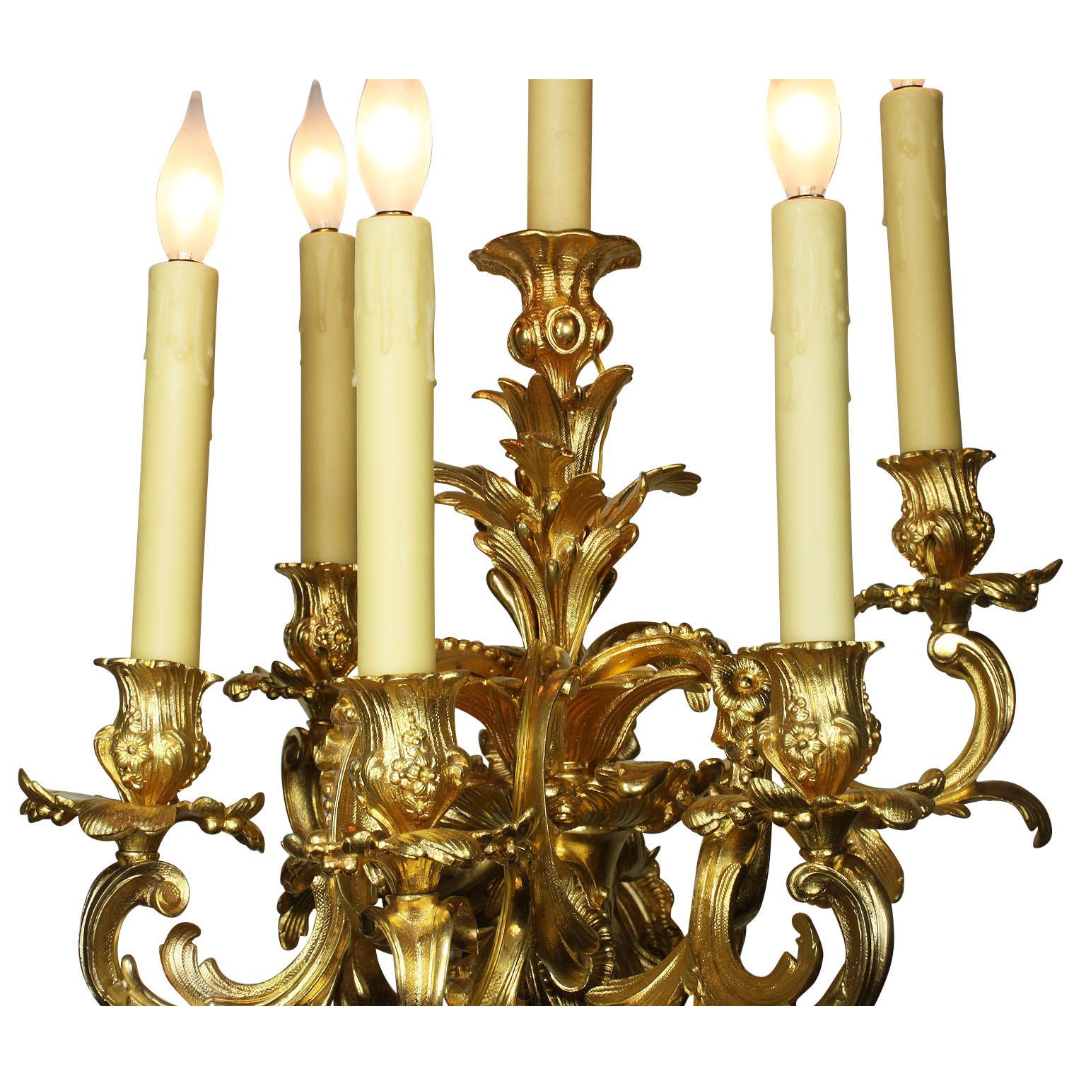 Französische Wandleuchten aus vergoldeter Bronze im Louis-XV-Rokoko-Stil des 19. Jahrhunderts, Paar im Angebot 3