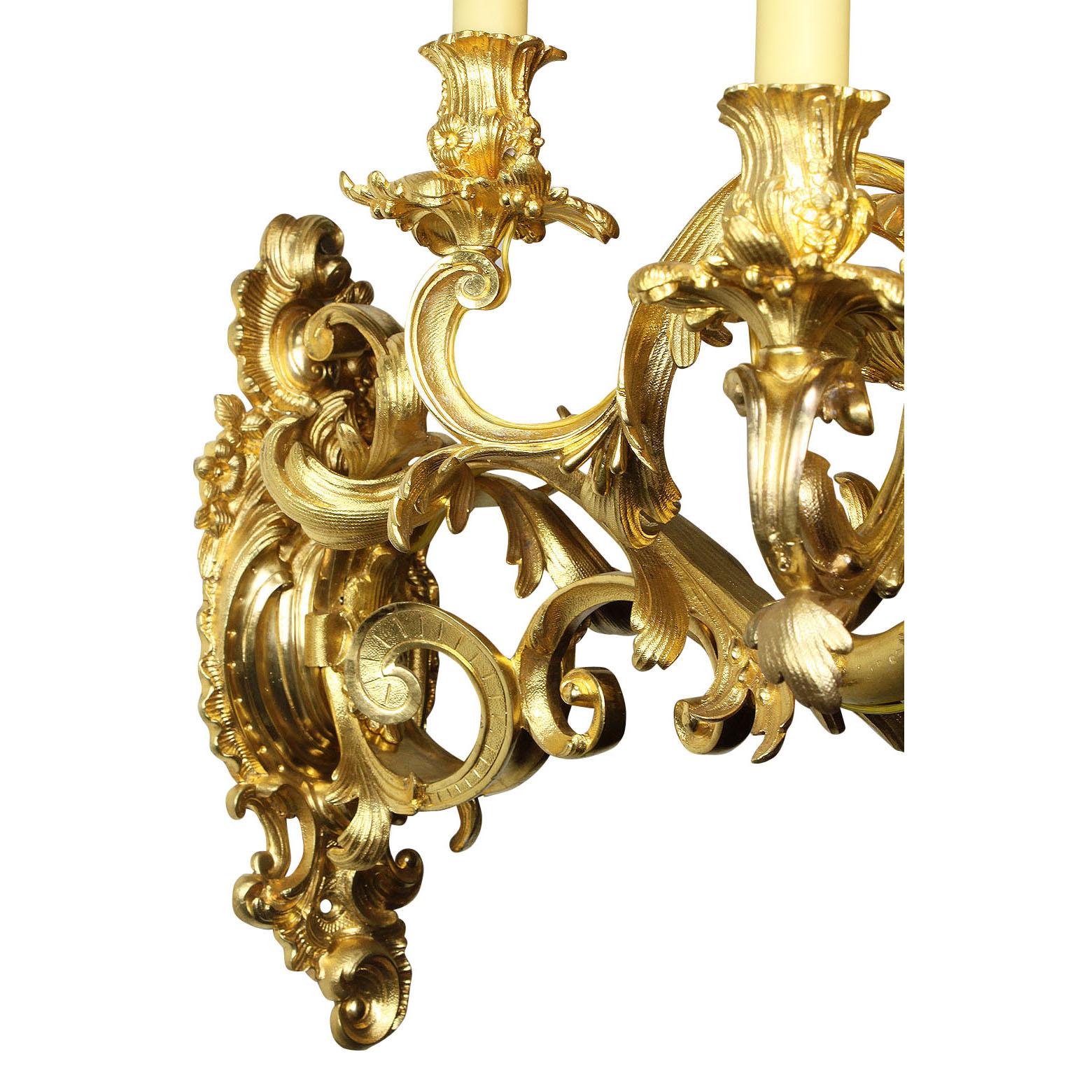 Französische Wandleuchten aus vergoldeter Bronze im Louis-XV-Rokoko-Stil des 19. Jahrhunderts, Paar im Angebot 4