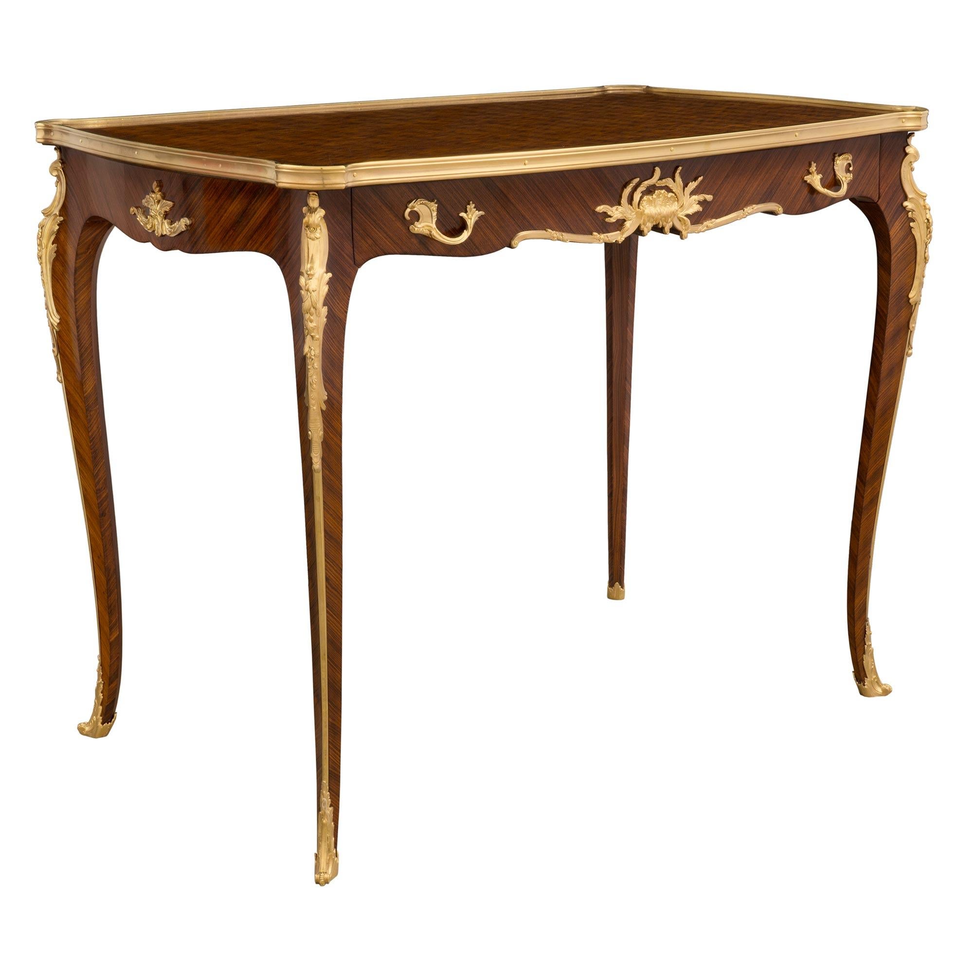 Français Table d'appoint/bureau française de style Louis XV du 19ème siècle, signée F. Linke en vente