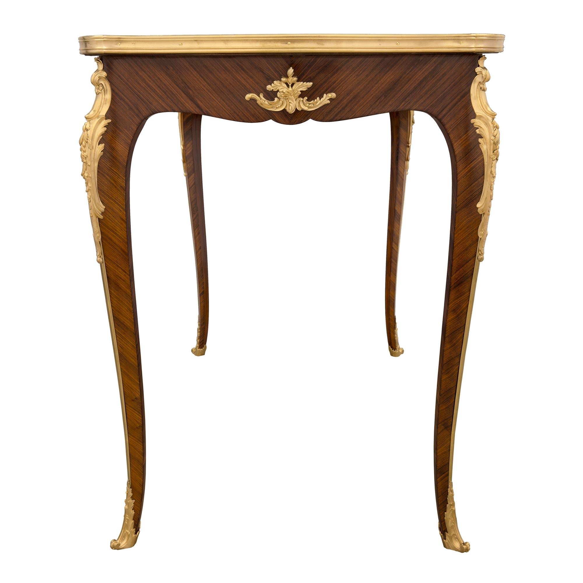 XIXe siècle Table d'appoint/bureau française de style Louis XV du 19ème siècle, signée F. Linke en vente