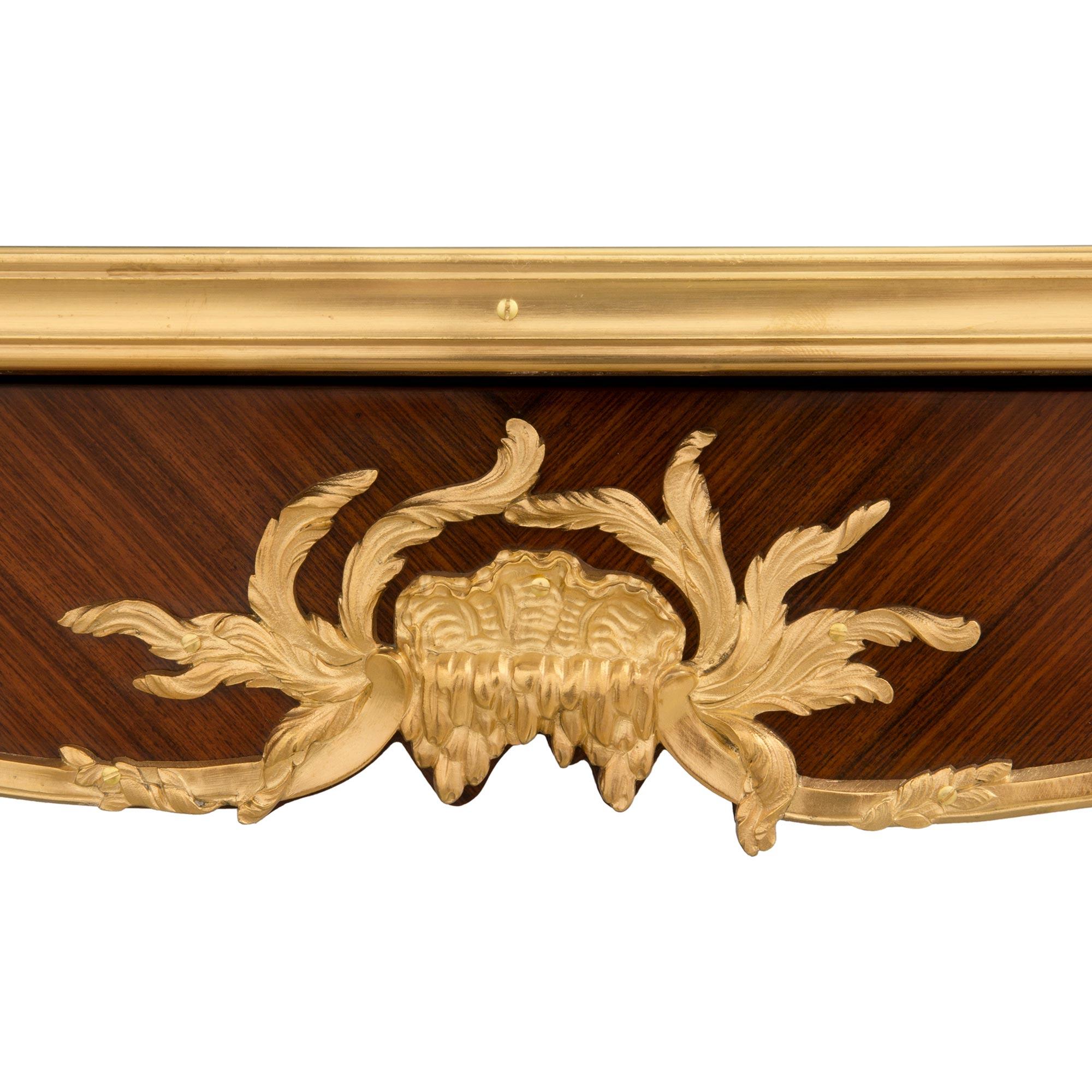 Bronze doré Table d'appoint/bureau française de style Louis XV du 19ème siècle, signée F. Linke en vente