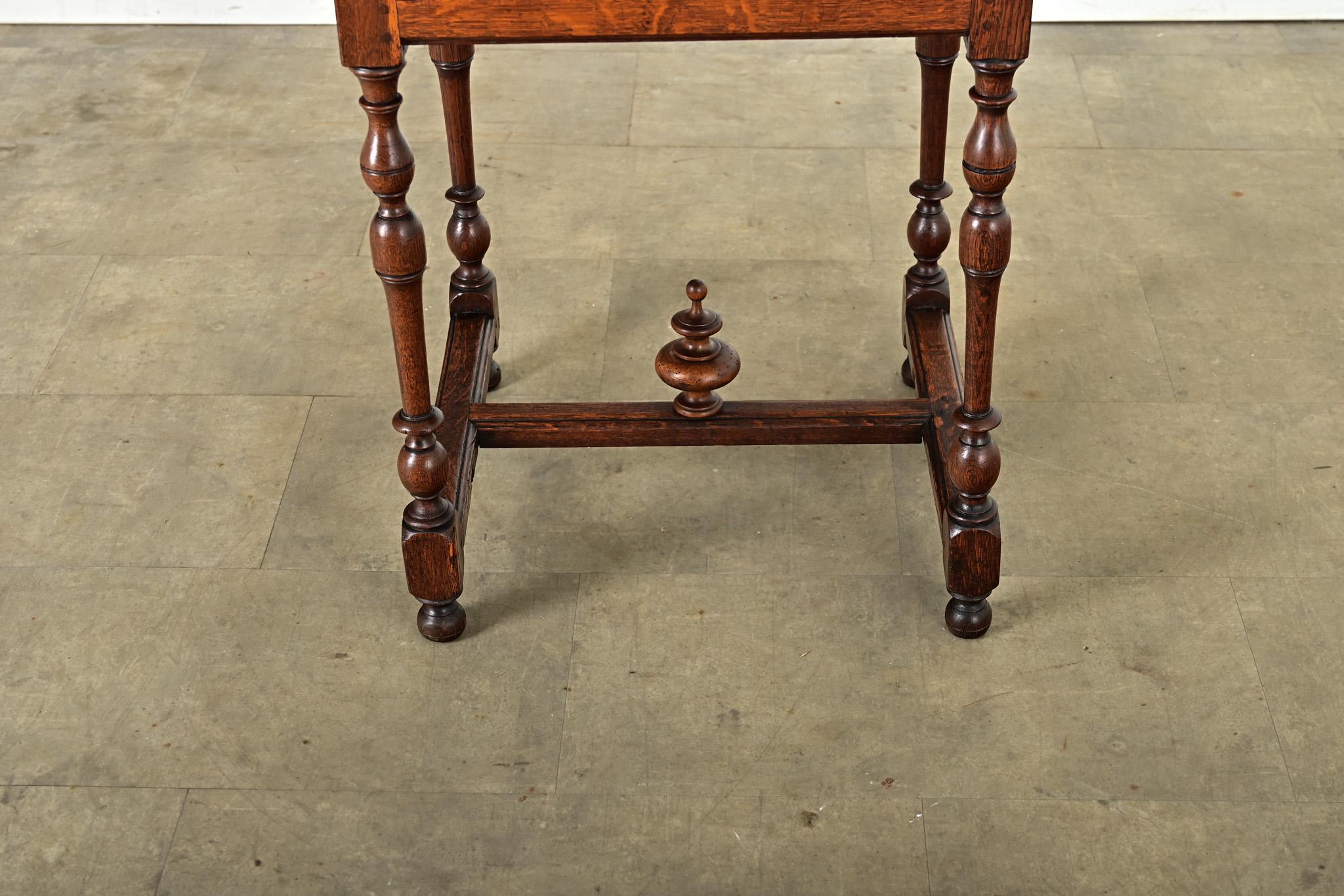Französischer Beistelltisch im Louis-XV-Stil des 19. (Geschnitzt) im Angebot
