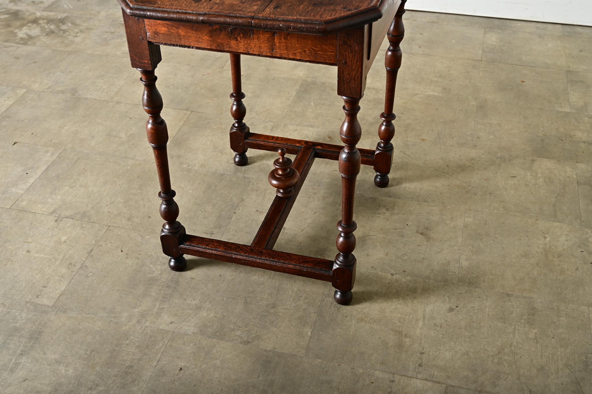 Französischer Beistelltisch im Louis-XV-Stil des 19. (19. Jahrhundert) im Angebot