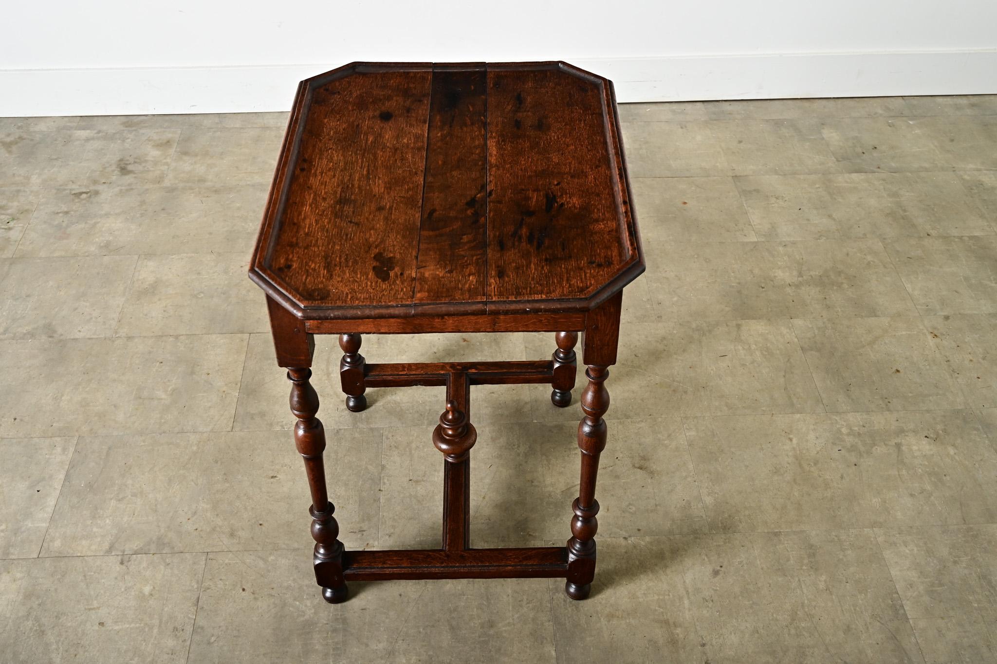 Französischer Beistelltisch im Louis-XV-Stil des 19. (Eichenholz) im Angebot