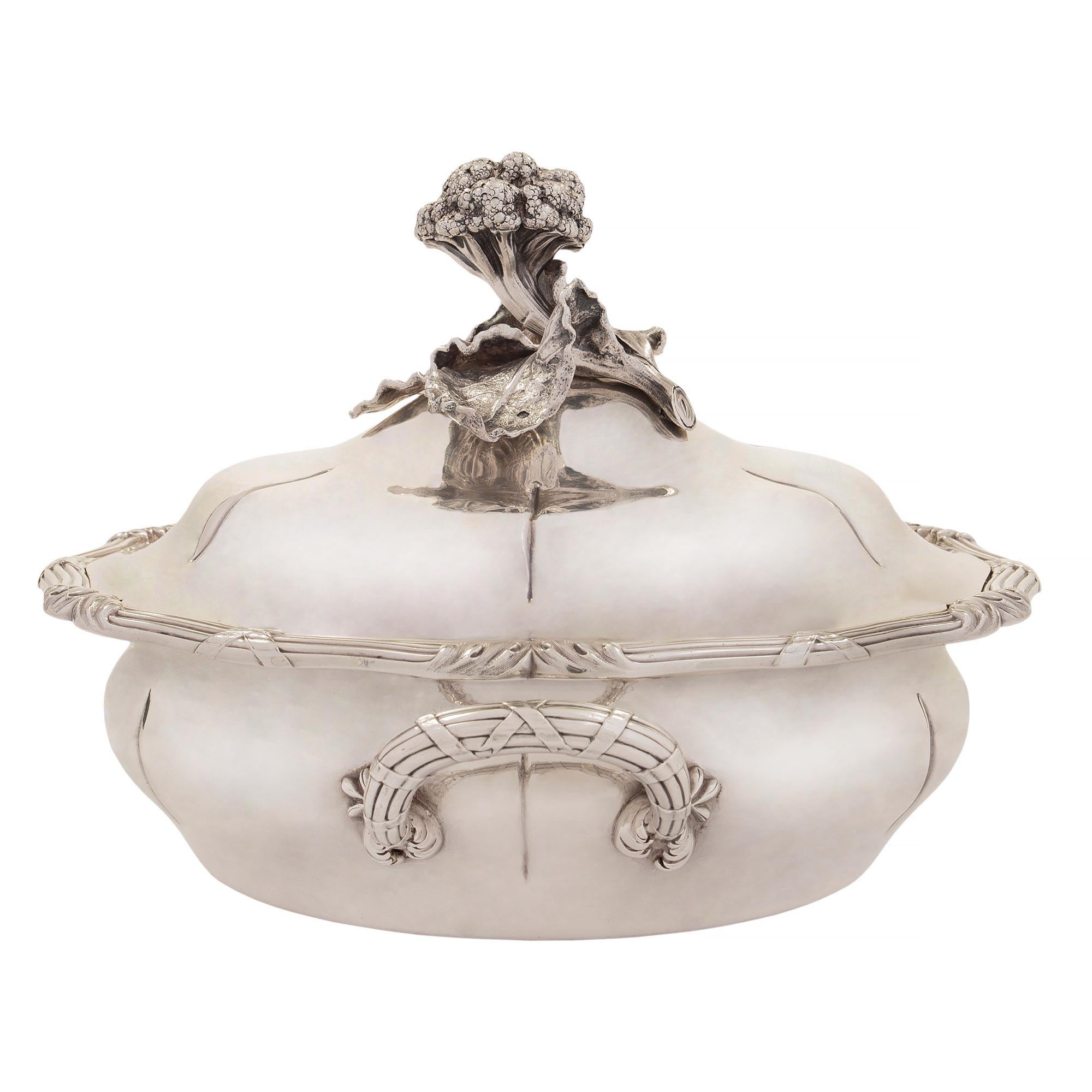 French 19th Century Louis XV Style Sterling Silver Tureen by Maison Odiot For Sale 4