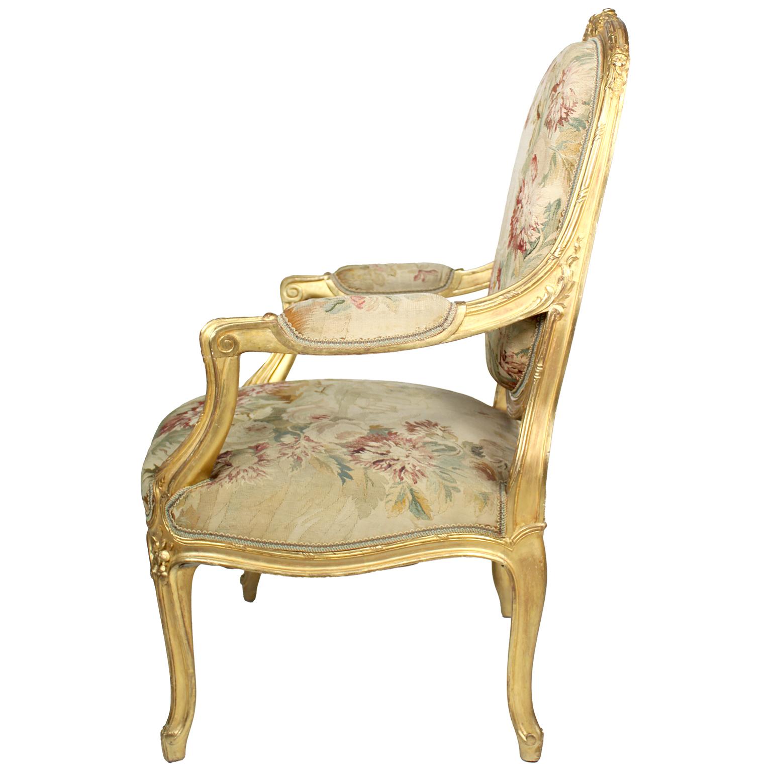Suite de trois pièces en bois doré et salon d'Aubusson de style Louis XV du 19ème siècle français en vente 10
