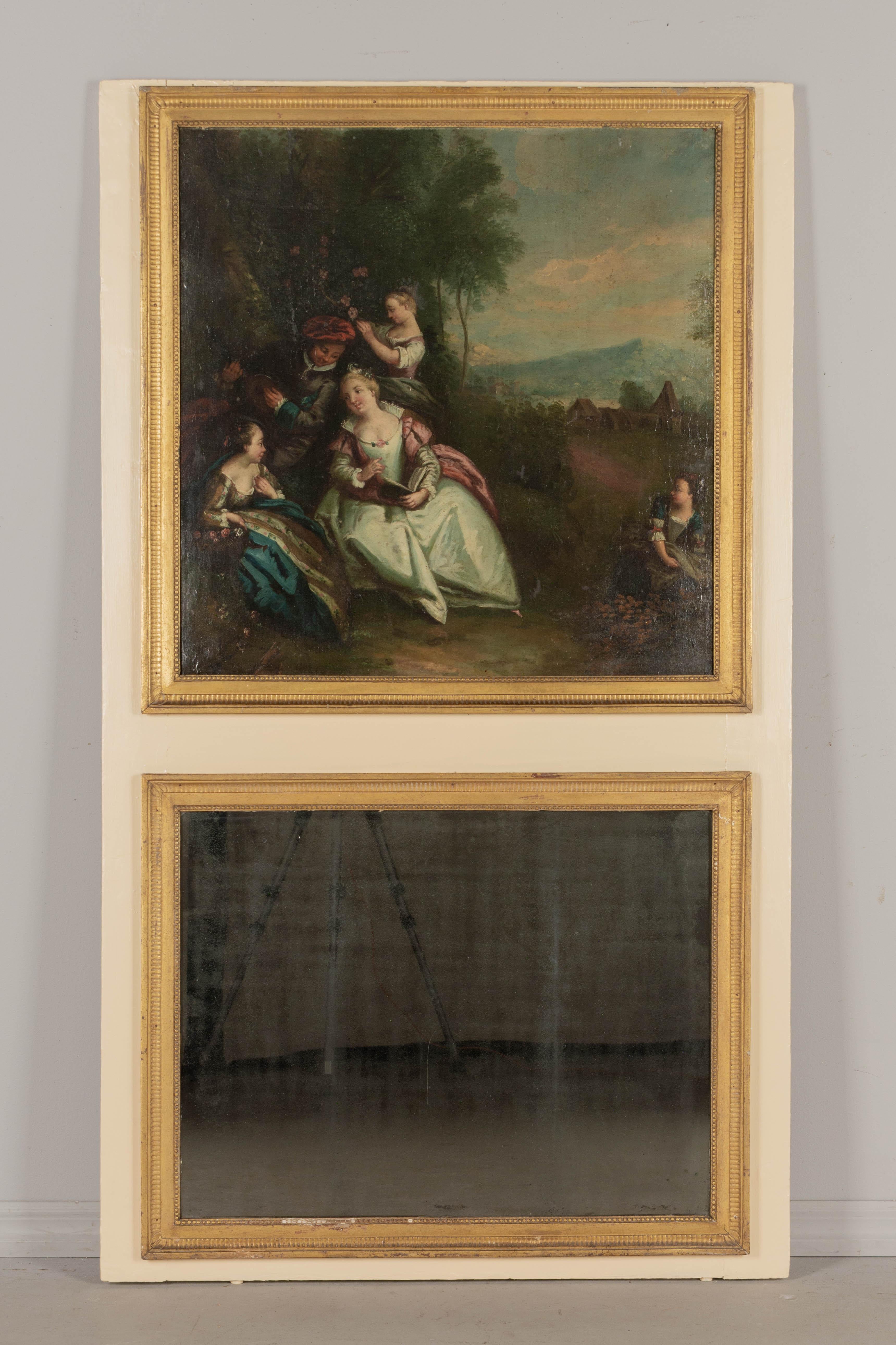 Miroir trumeau de style Louis XV français du début du XIXe siècle, orné d'une belle peinture à l'huile représentant une scène de cour pastorale. Cadre en pin peint avec bordure décorative en bois doré. Miroir d'origine avec argenture ancienne. Ce