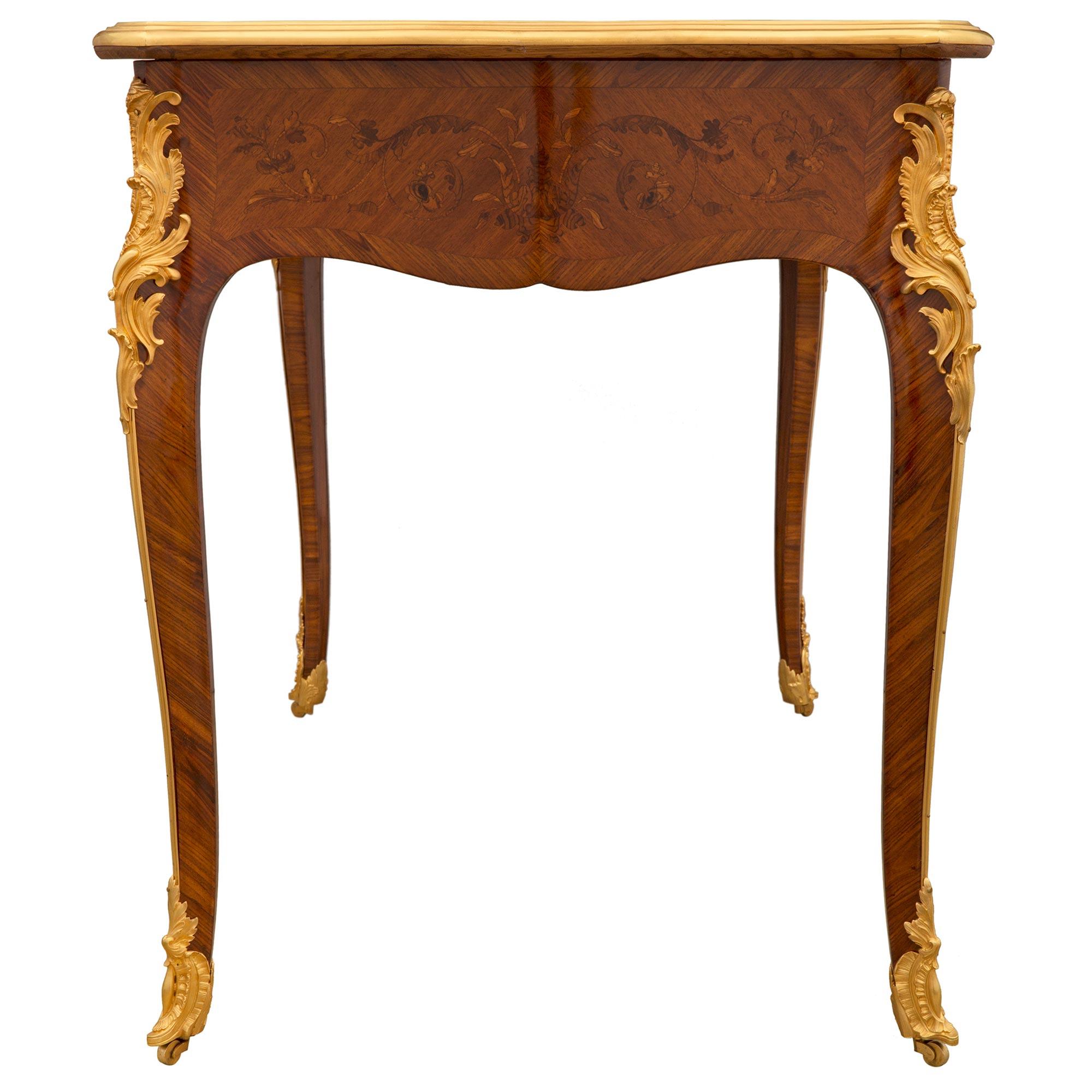Schreibtisch aus Tulpenholz und Veilchenholz im Louis-XV-Stil des 19. Jahrhunderts im Zustand „Gut“ im Angebot in West Palm Beach, FL
