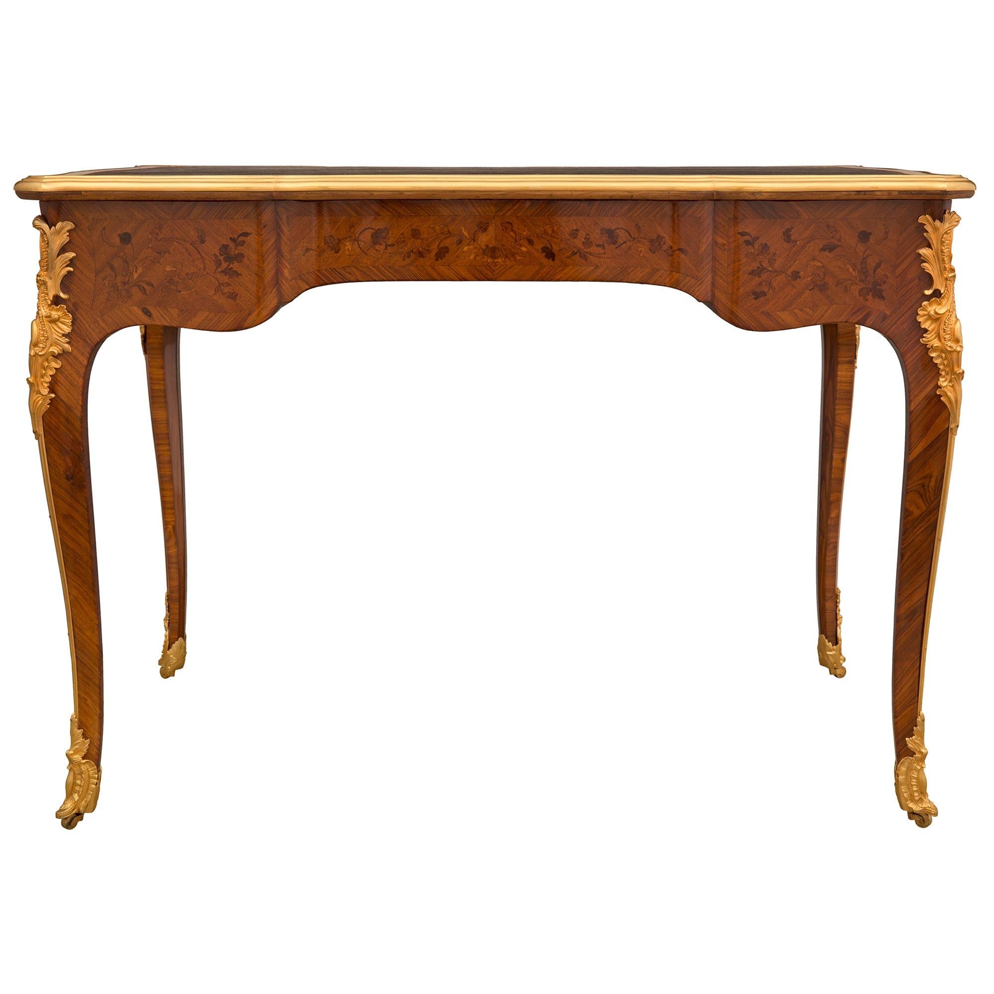 XIXe siècle Bureau français du 19ème siècle de style Louis XV en bois de tulipier et bois de violette en vente