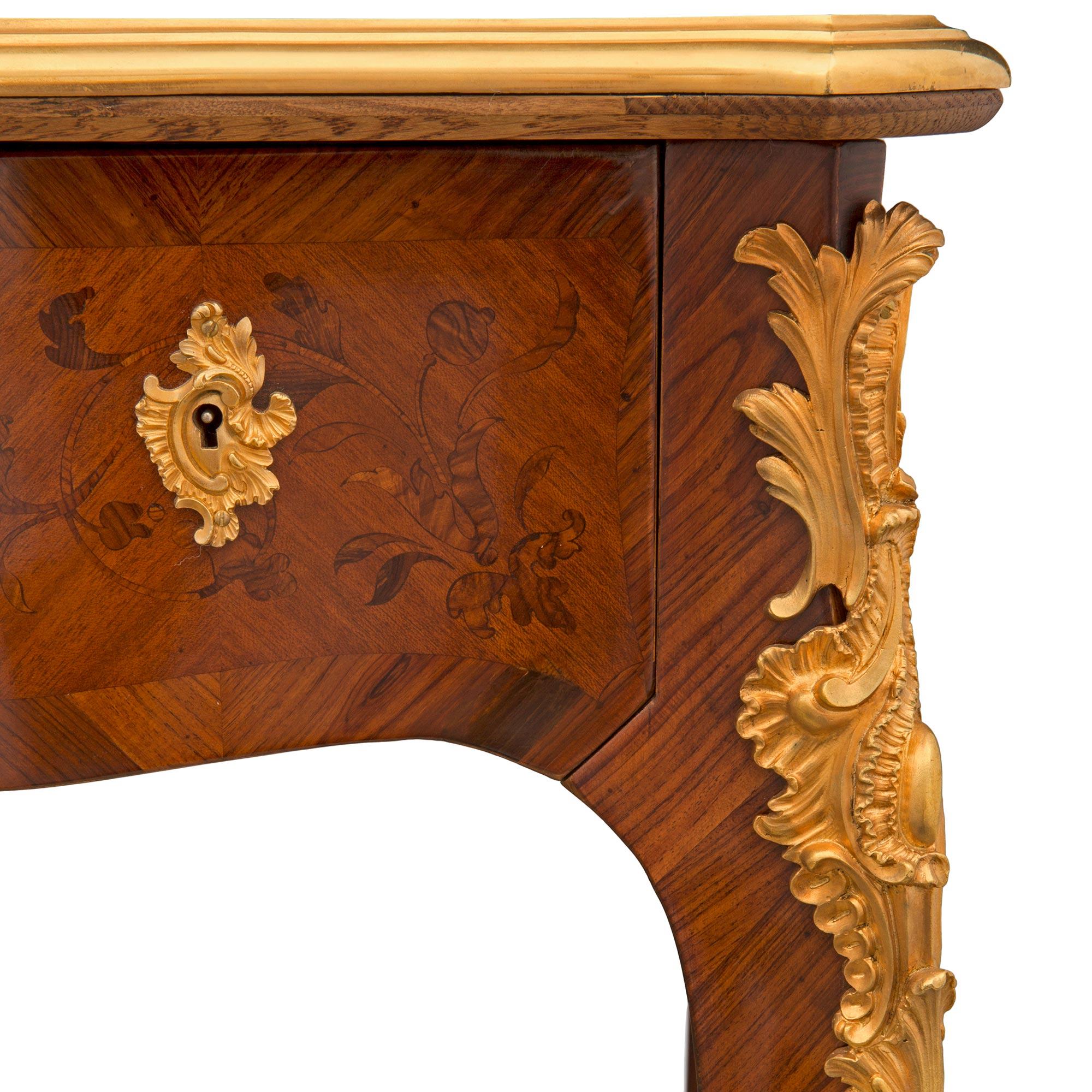 Bronze doré Bureau français du 19ème siècle de style Louis XV en bois de tulipier et bois de violette en vente