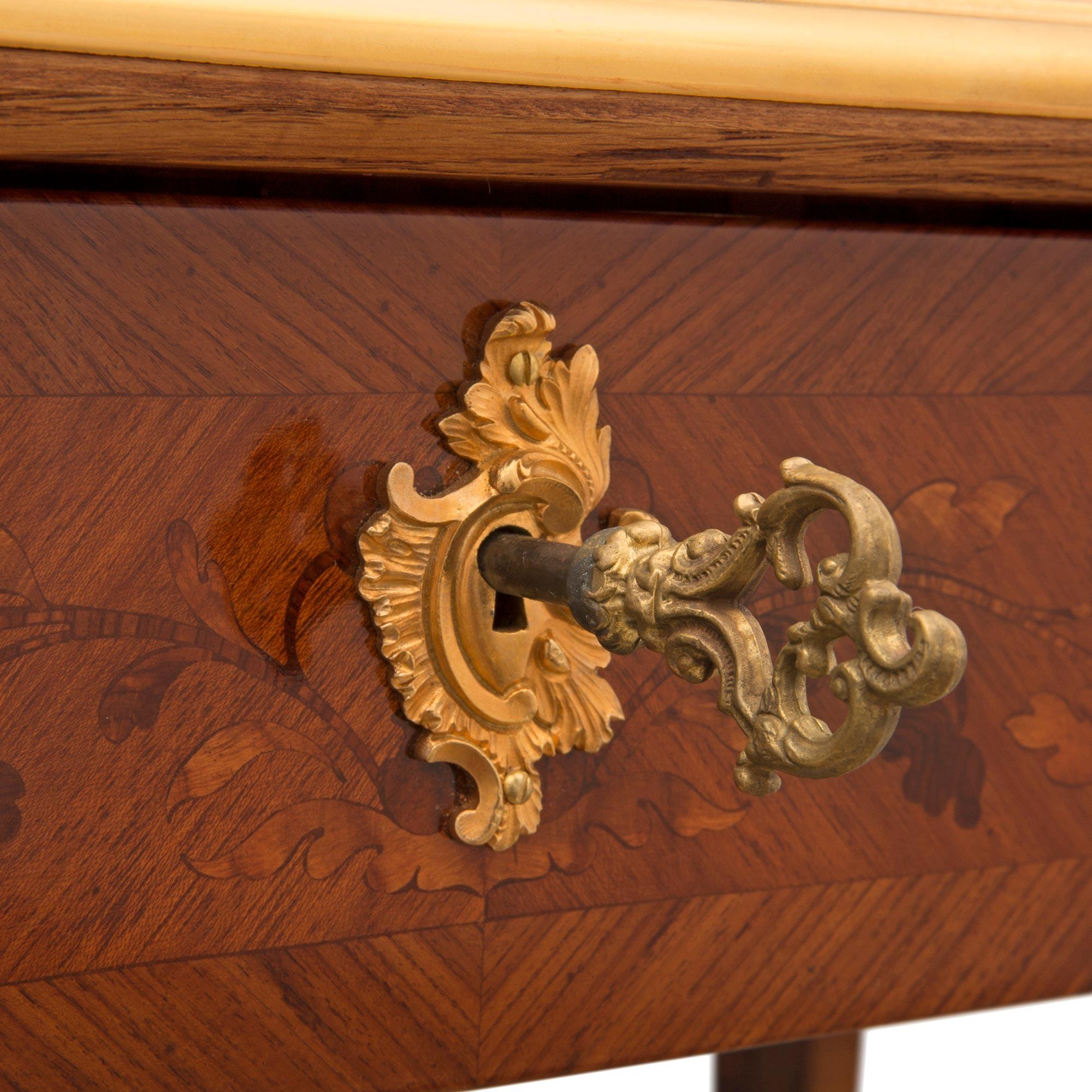 Schreibtisch aus Tulpenholz und Veilchenholz im Louis-XV-Stil des 19. Jahrhunderts im Angebot 3